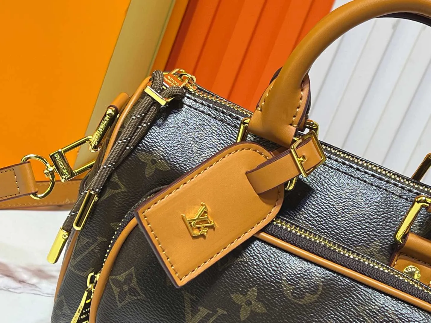 Batch 260💰Upgraded original M13988 full leather black M12627 khaki presbyopia, black grass green 46271 black flower This Keepall Bandoulière 25 handbag is made of grain leather with suede details and distressed metal parts. The Monogram canvas outer bag is opened with a cord zipper puller, making it easy to access and place your belongings. Removable and adjustable leather shoulder strap provides comfortable shoulder carrying experience. Length, height and width: 25x15x11cm