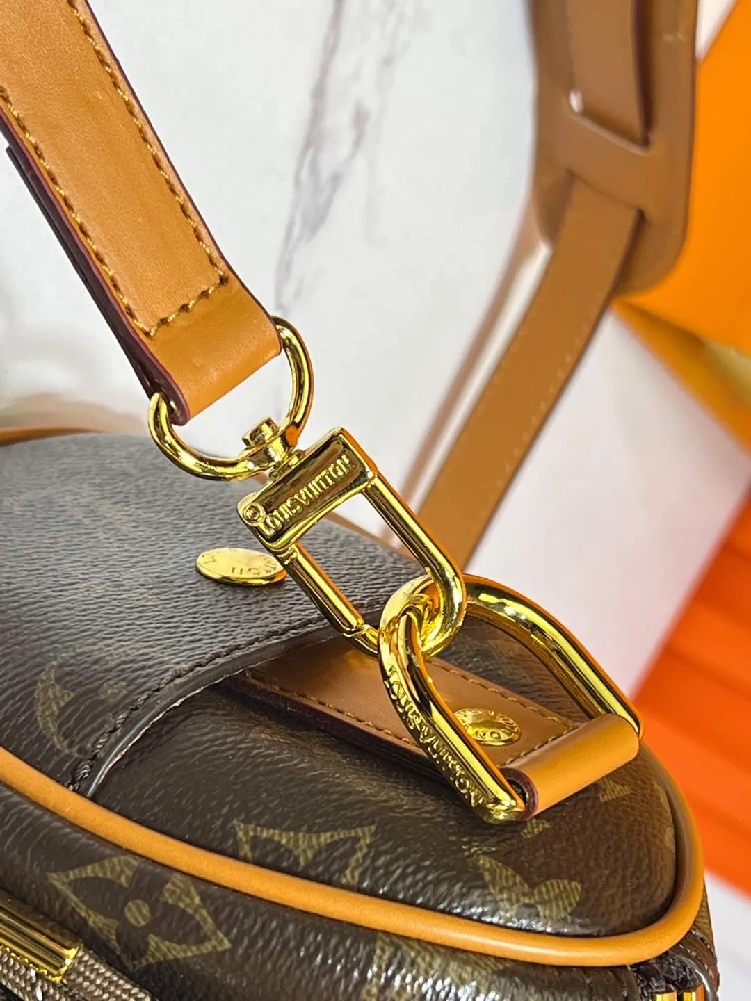 Batch 260💰Upgraded original M13988 full leather black M12627 khaki presbyopia, black grass green 46271 black flower This Keepall Bandoulière 25 handbag is made of grain leather with suede details and distressed metal parts. The Monogram canvas outer bag is opened with a cord zipper puller, making it easy to access and place your belongings. Removable and adjustable leather shoulder strap provides comfortable shoulder carrying experience. Length, height and width: 25x15x11cm