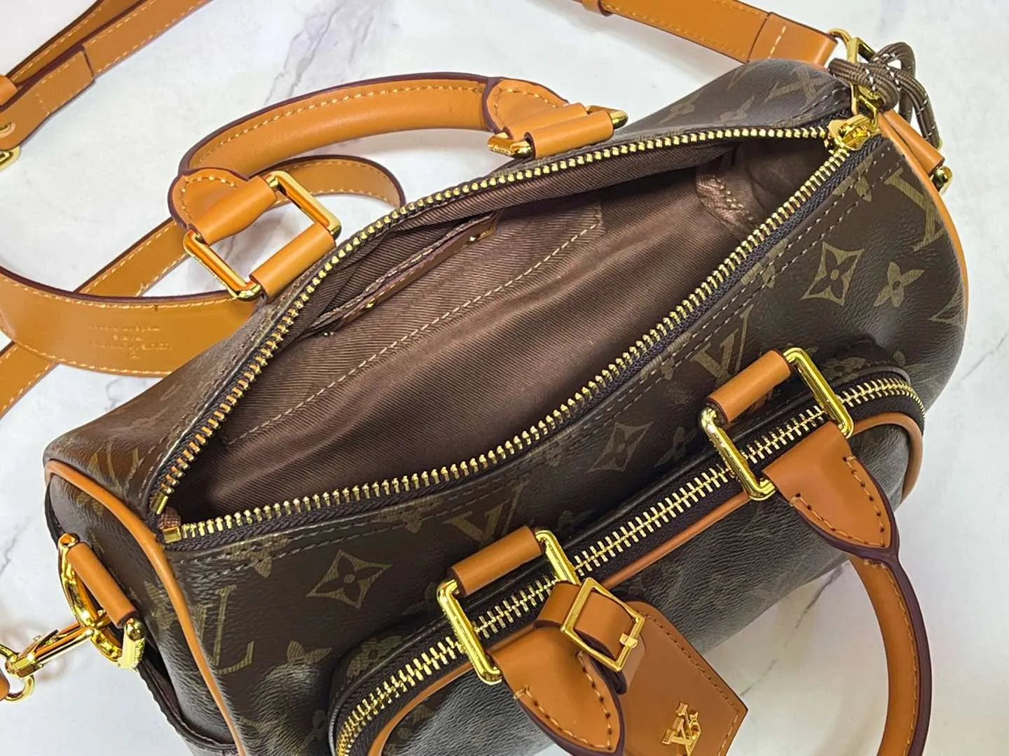 Batch 260💰Upgraded original M13988 full leather black M12627 khaki presbyopia, black grass green 46271 black flower This Keepall Bandoulière 25 handbag is made of grain leather with suede details and distressed metal parts. The Monogram canvas outer bag is opened with a cord zipper puller, making it easy to access and place your belongings. Removable and adjustable leather shoulder strap provides comfortable shoulder carrying experience. Length, height and width: 25x15x11cm