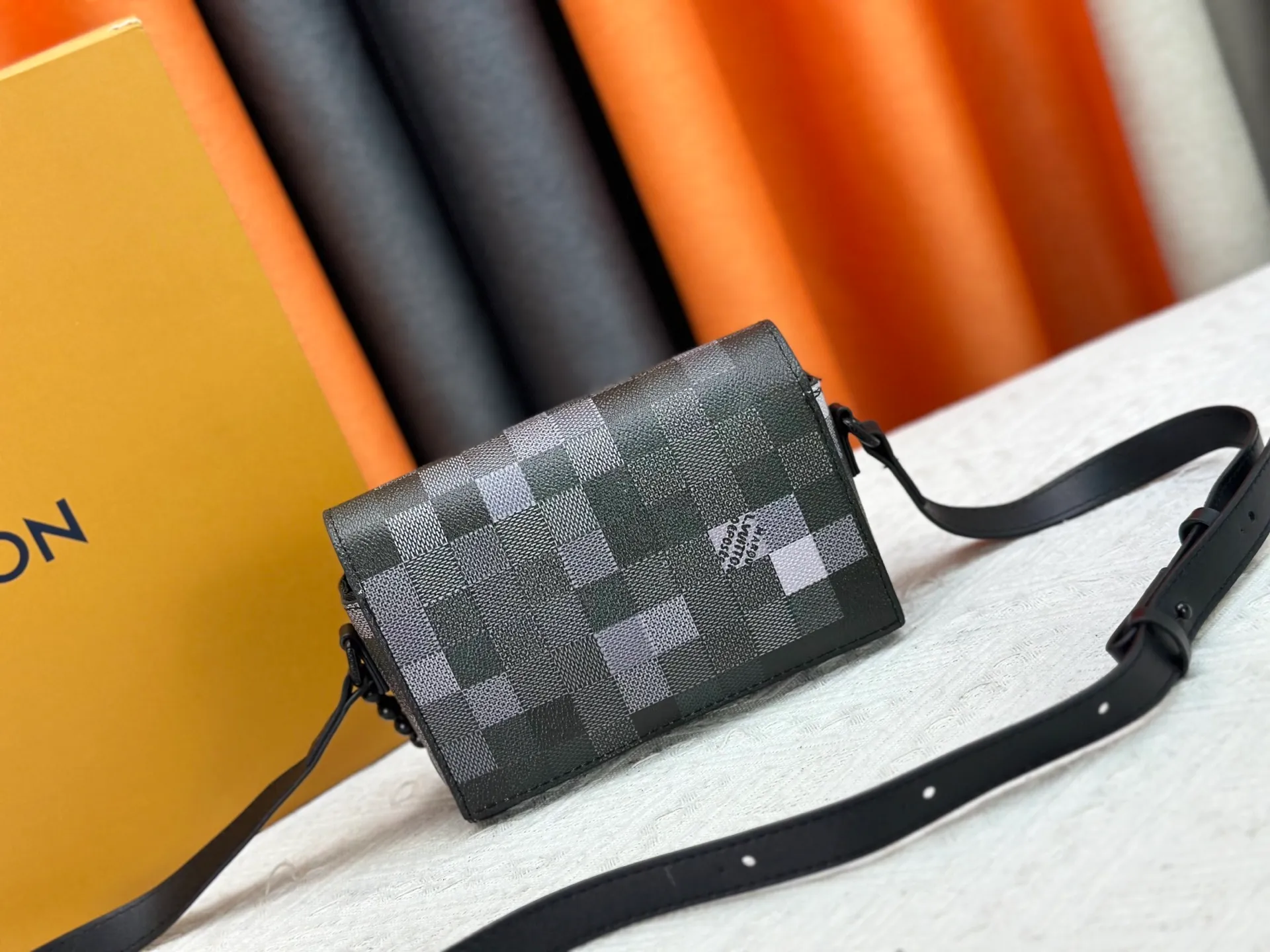 P240 Upgraded original M14738 This Steamer mini handbag is made of Monogram canvas, with distressed cow leather trim and dazzling metal parts. The new square lock snaps back to Pharrell Williams' signature Damier pattern, the delicate key connects to the intricate beaded chain, and the adjustable shoulder strap allows for shoulder or cross-body wear. Dimensions: 18 × 11 × 6.5 cm