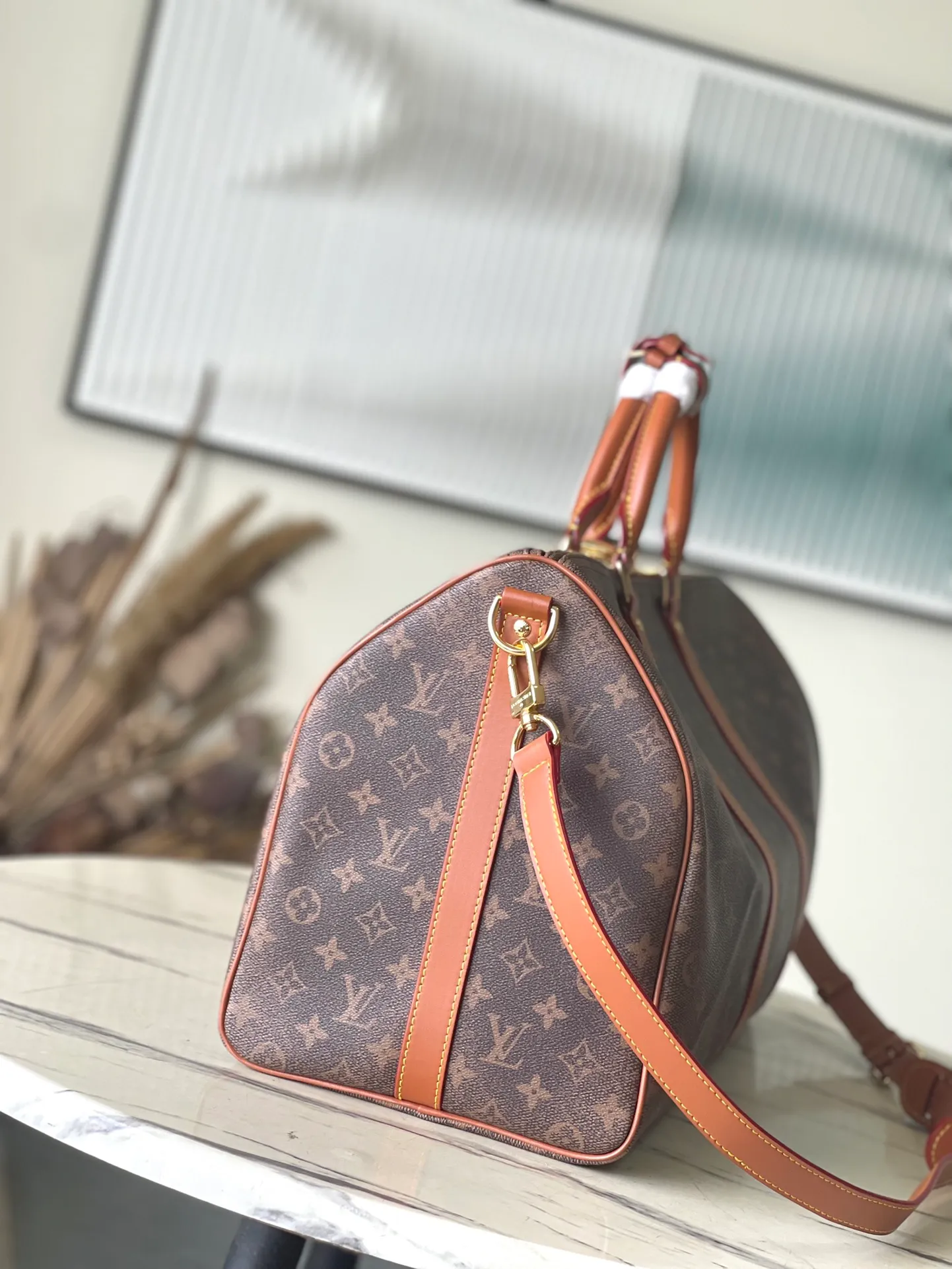 💰1180 Top Original Order M11541 This Keepal Bandouliere50 travel bag is from the 2024 autumn and winter fashion show. It is made of Monogram Dust coated canvas with distressed cow leather and metal parts, showing Pharrell Wiliams' respect for the brand's history. Marque L.Vuitton Deposee accents and fringed leather branding complete the sophisticated details. Dimensions: 50 × 29 × 23 cm