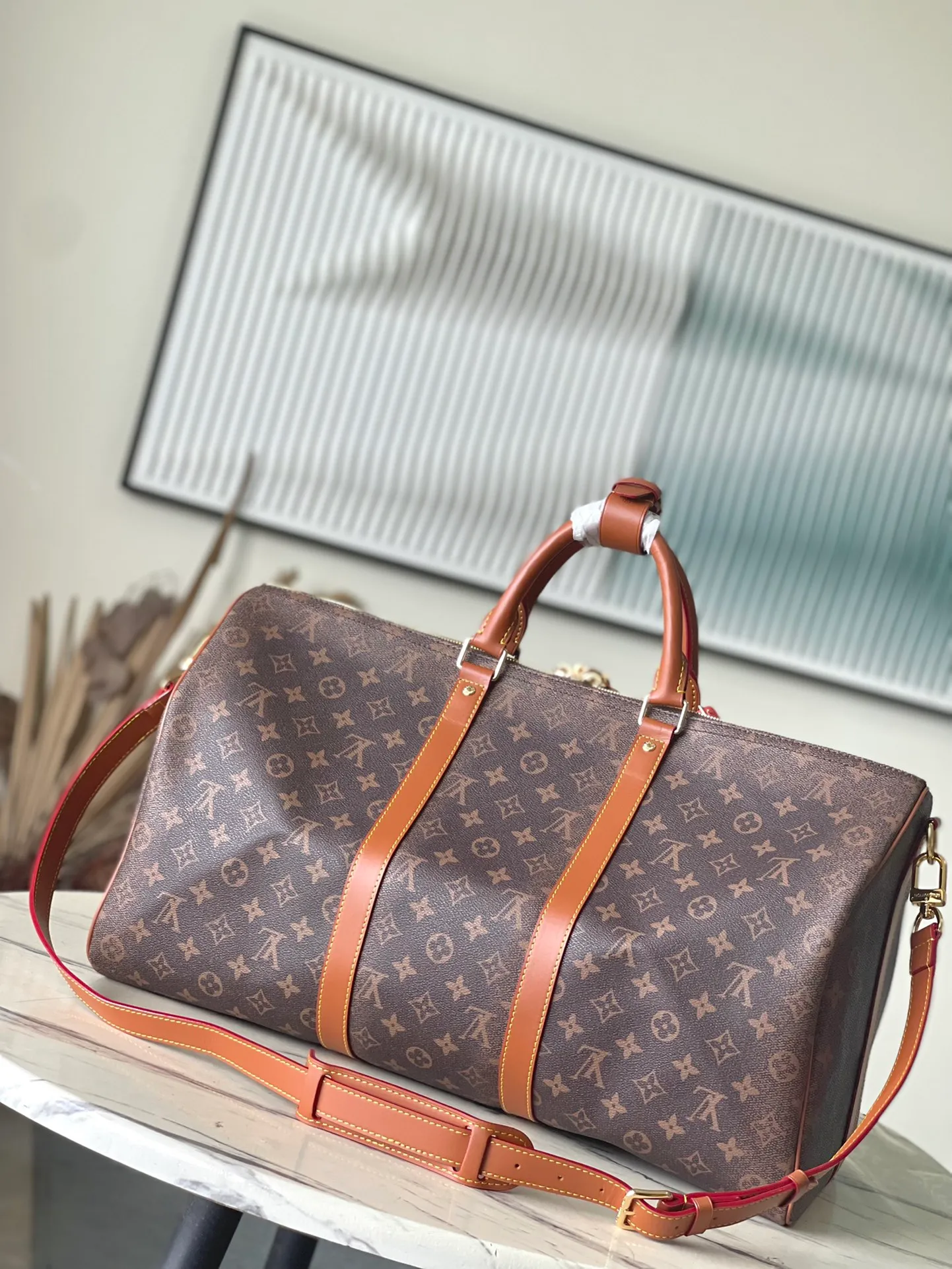 💰1180 Top Original Order M11541 This Keepal Bandouliere50 travel bag is from the 2024 autumn and winter fashion show. It is made of Monogram Dust coated canvas with distressed cow leather and metal parts, showing Pharrell Wiliams' respect for the brand's history. Marque L.Vuitton Deposee accents and fringed leather branding complete the sophisticated details. Dimensions: 50 × 29 × 23 cm