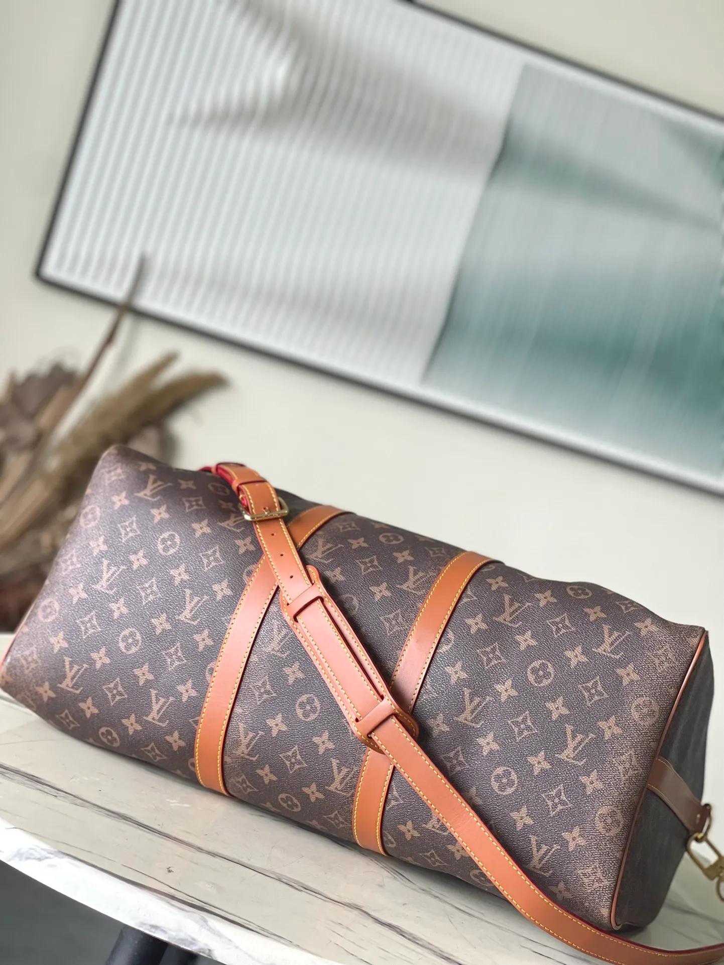 💰1180 Top Original Order M11541 This Keepal Bandouliere50 travel bag is from the 2024 autumn and winter fashion show. It is made of Monogram Dust coated canvas with distressed cow leather and metal parts, showing Pharrell Wiliams' respect for the brand's history. Marque L.Vuitton Deposee accents and fringed leather branding complete the sophisticated details. Dimensions: 50 × 29 × 23 cm