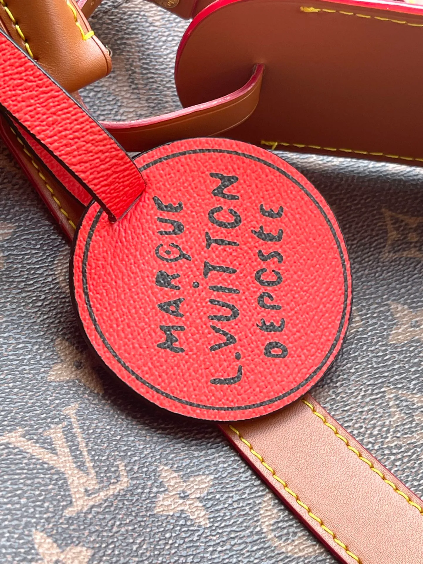 💰1180 Top Original Order M11541 This Keepal Bandouliere50 travel bag is from the 2024 autumn and winter fashion show. It is made of Monogram Dust coated canvas with distressed cow leather and metal parts, showing Pharrell Wiliams' respect for the brand's history. Marque L.Vuitton Deposee accents and fringed leather branding complete the sophisticated details. Dimensions: 50 × 29 × 23 cm