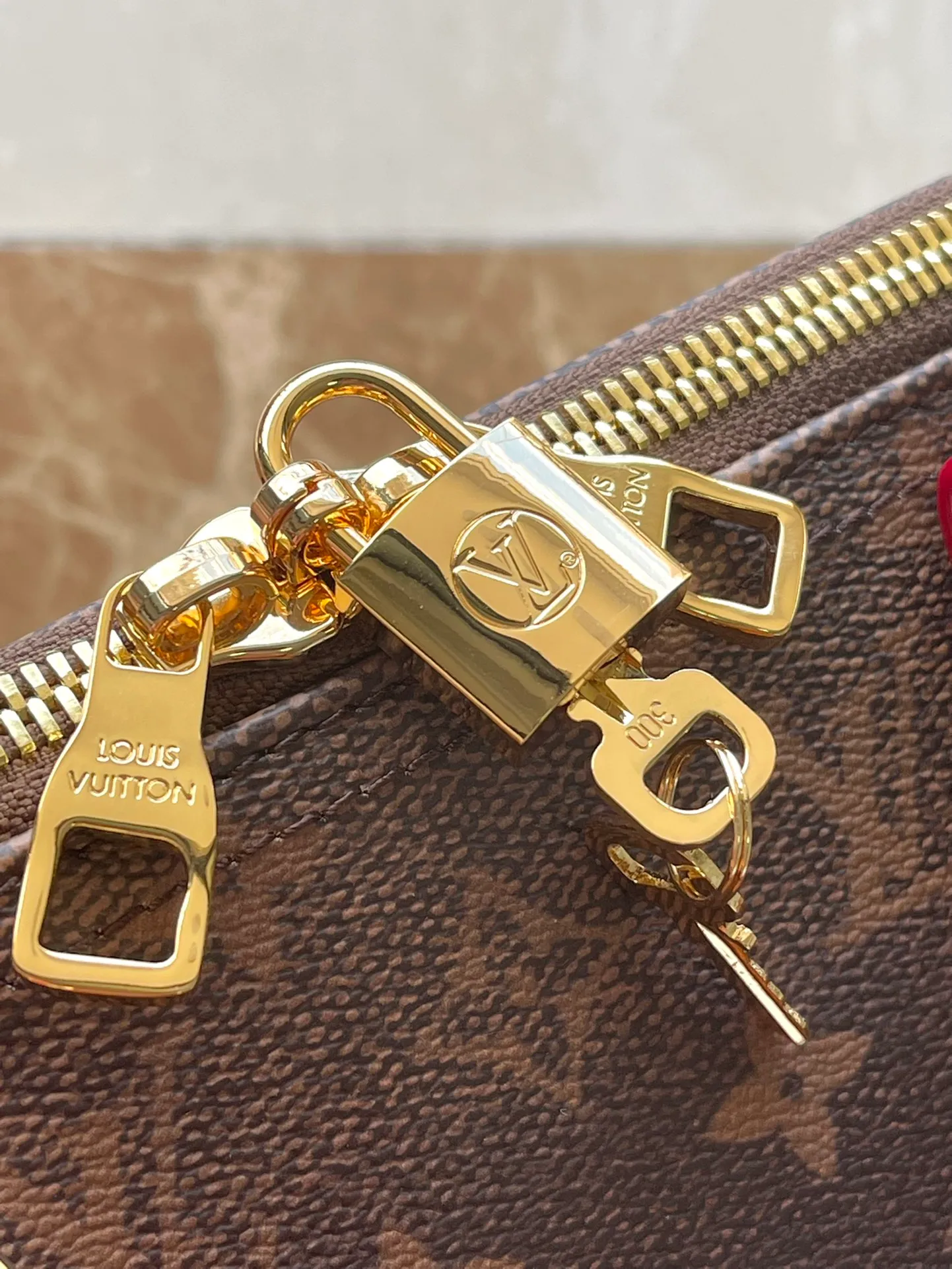 💰1180 Top Original Order M11541 This Keepal Bandouliere50 travel bag is from the 2024 autumn and winter fashion show. It is made of Monogram Dust coated canvas with distressed cow leather and metal parts, showing Pharrell Wiliams' respect for the brand's history. Marque L.Vuitton Deposee accents and fringed leather branding complete the sophisticated details. Dimensions: 50 × 29 × 23 cm