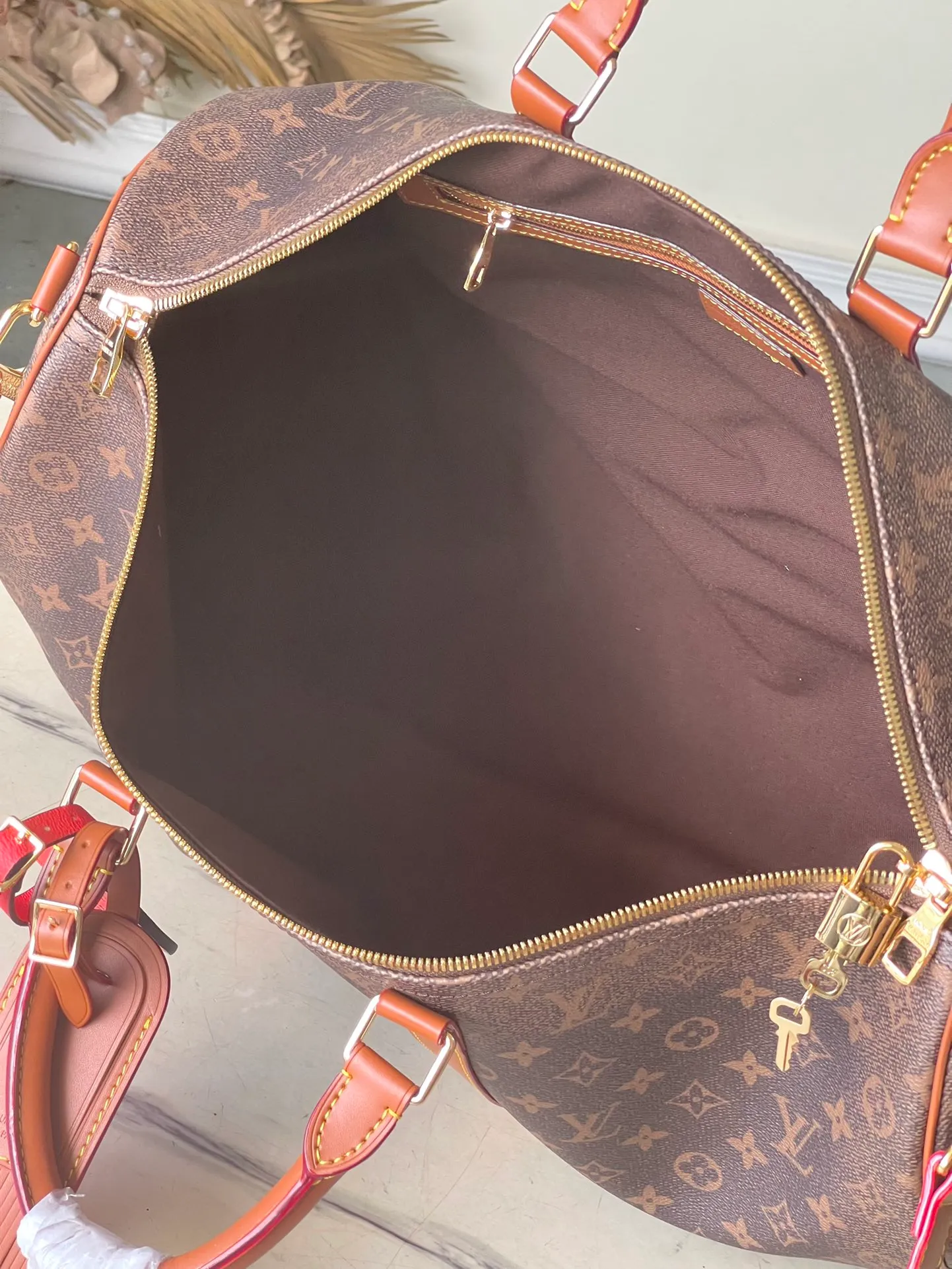 💰1180 Top Original Order M11541 This Keepal Bandouliere50 travel bag is from the 2024 autumn and winter fashion show. It is made of Monogram Dust coated canvas with distressed cow leather and metal parts, showing Pharrell Wiliams' respect for the brand's history. Marque L.Vuitton Deposee accents and fringed leather branding complete the sophisticated details. Dimensions: 50 × 29 × 23 cm