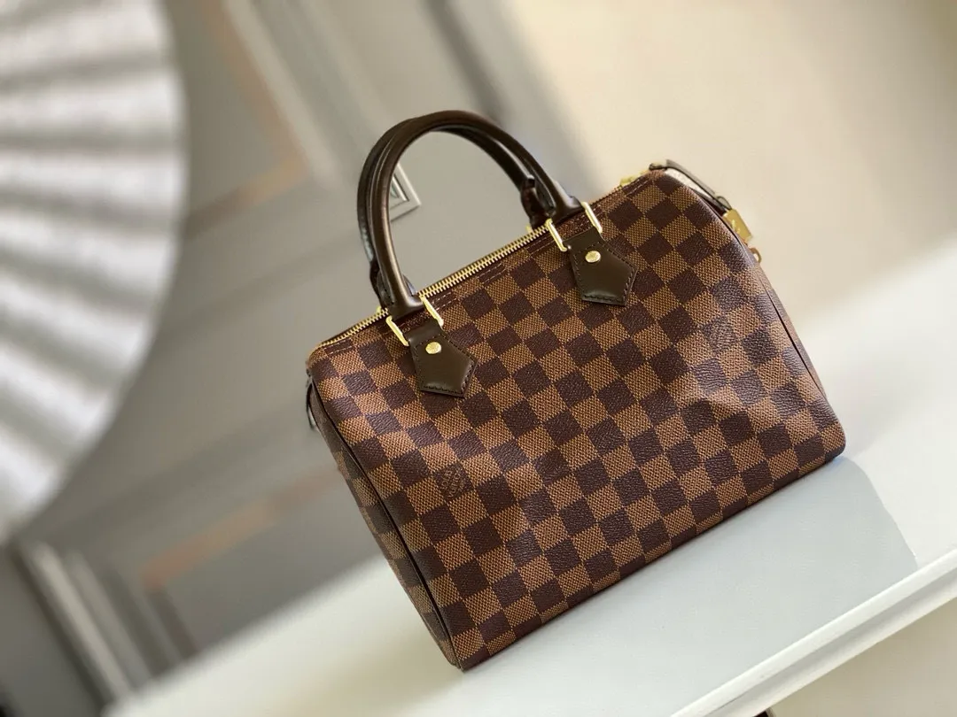 💰700 (strapless version) Top Original N41365 SPEEDY 25 Handbag This compact urban handbag is made of elegant Damier canvas. The Speedy 25 bag complements any outfit and adds a chic touch. Detailed Features 25 x 19 x 15 cm (Length x Height x Width) Shiny gold-tone brass hardware Textile lining Signature Louis Vuitton Speedy styling Leather trim Handles: Double handle