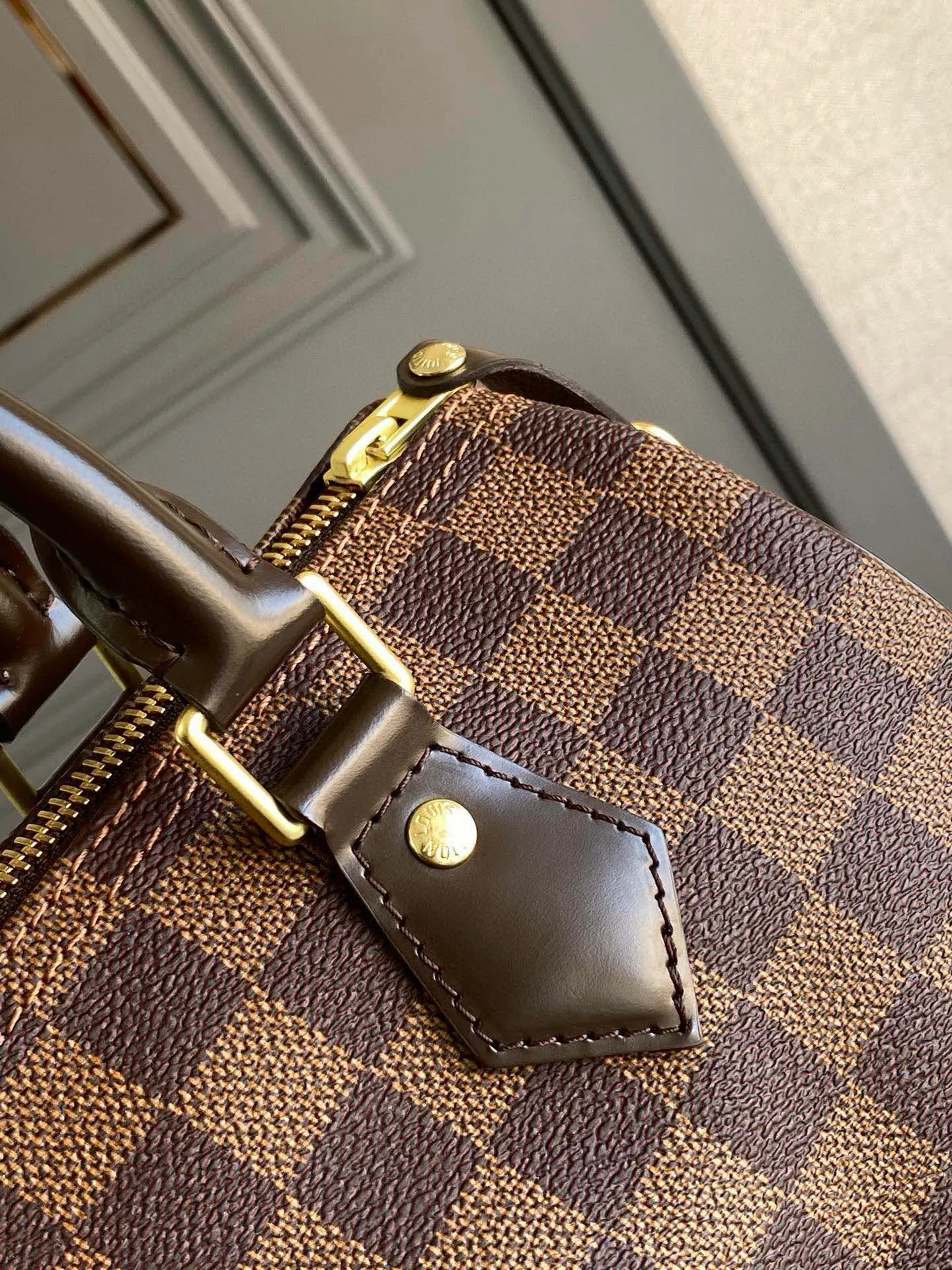 💰700 (strapless version) Top Original N41365 SPEEDY 25 Handbag This compact urban handbag is made of elegant Damier canvas. The Speedy 25 bag complements any outfit and adds a chic touch. Detailed Features 25 x 19 x 15 cm (Length x Height x Width) Shiny gold-tone brass hardware Textile lining Signature Louis Vuitton Speedy styling Leather trim Handles: Double handle