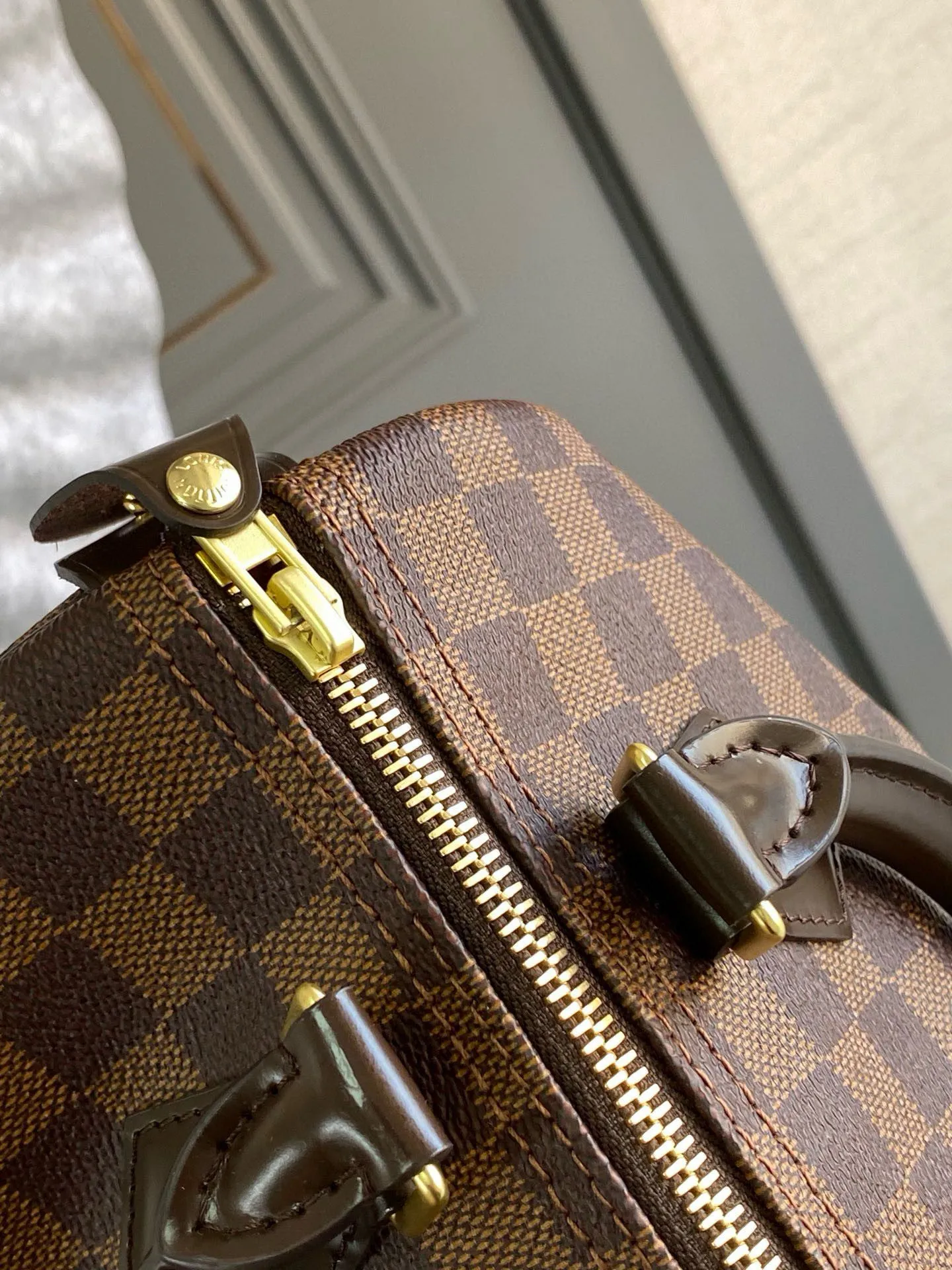 💰700 (strapless version) Top Original N41365 SPEEDY 25 Handbag This compact urban handbag is made of elegant Damier canvas. The Speedy 25 bag complements any outfit and adds a chic touch. Detailed Features 25 x 19 x 15 cm (Length x Height x Width) Shiny gold-tone brass hardware Textile lining Signature Louis Vuitton Speedy styling Leather trim Handles: Double handle