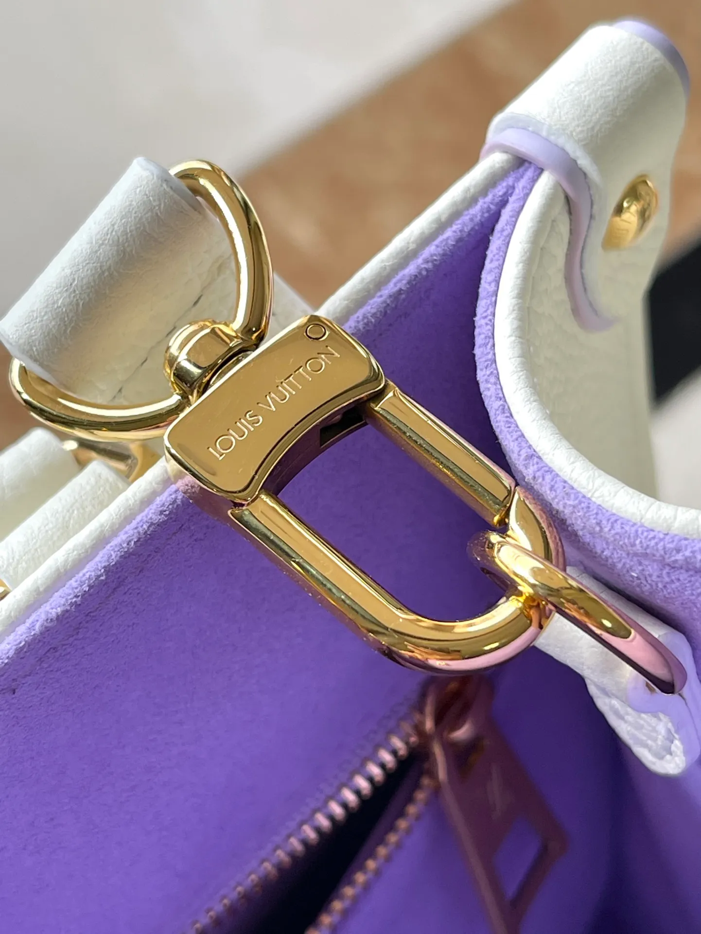 💰1040 (top layer leather) top original order M45779, milky white and purple, supports counter inspection, the photo taken of duty-free goods is consistent with the product without unpacking. This product is an exclusive duty-free product in the market and is the highest-end product. Inspection is supported. This product has passed strict inspection and is flawless. Please wear gloves when touching the product. This product is not returnable or exchangeable. Please confirm the product first and then remove the label on the handle. This product is temporarily not open to the public, only regular customers, and is in short supply. Dimensions: 25 x 19 x 11.5 cm