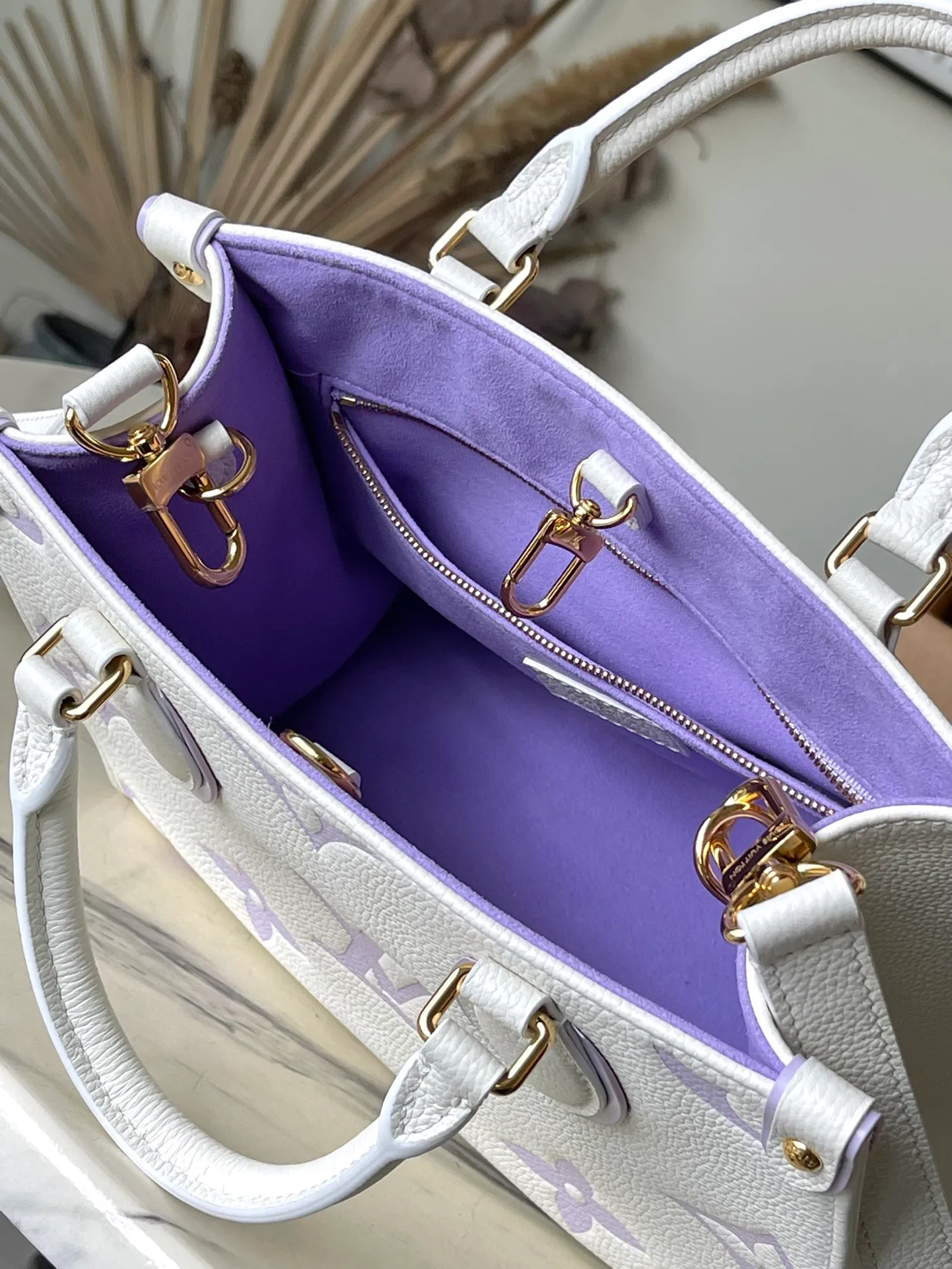💰1040 (top layer leather) top original order M45779, milky white and purple, supports counter inspection, the photo taken of duty-free goods is consistent with the product without unpacking. This product is an exclusive duty-free product in the market and is the highest-end product. Inspection is supported. This product has passed strict inspection and is flawless. Please wear gloves when touching the product. This product is not returnable or exchangeable. Please confirm the product first and then remove the label on the handle. This product is temporarily not open to the public, only regular customers, and is in short supply. Dimensions: 25 x 19 x 11.5 cm