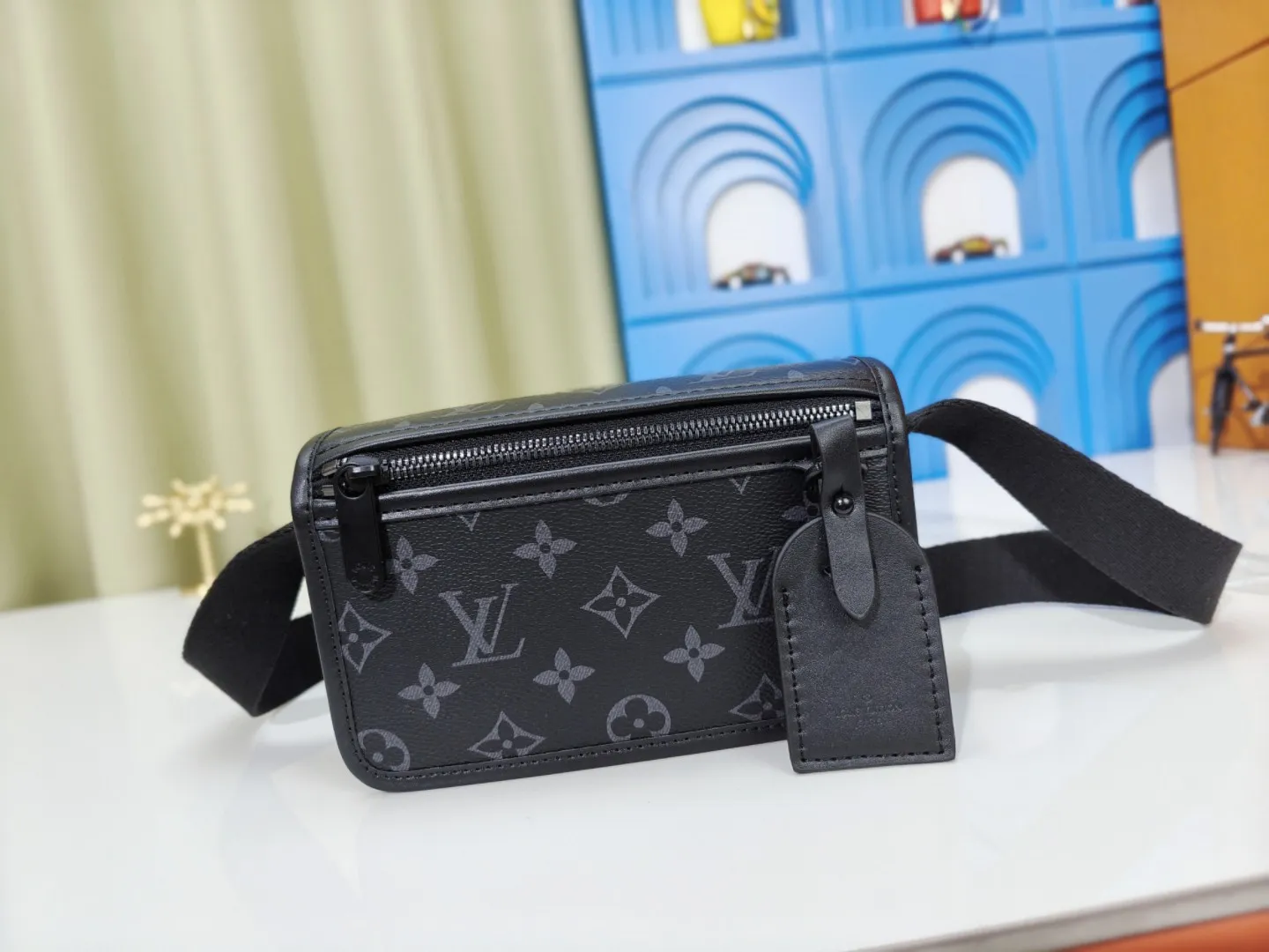 P180💰 Upgraded from the original M12599 black flower M12637 green flower. This Bosphore mini handbag is named after the brand's retro Bosphore series in the 2000s. Its simple lines and compact structure make it comfortable to carry, and it also uses a detachable nameplate to show its classic feel. The adjustable fabric shoulder strap crosses the accordion loop and is a refined detail along with the zippered front pocket. Dimensions: 19x 12x 7 cm (length x height x width)