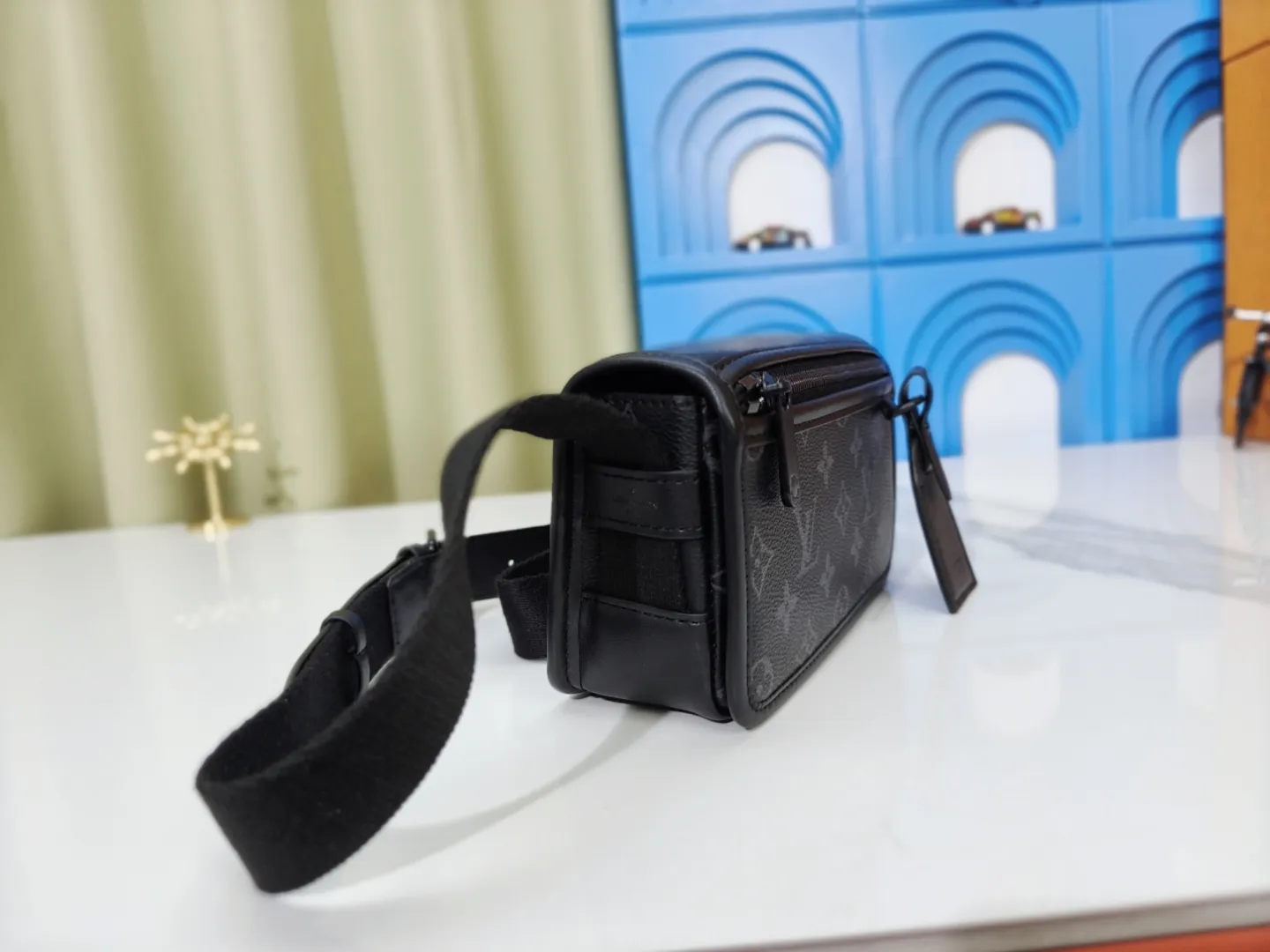 P180💰 Upgraded from the original M12599 black flower M12637 green flower. This Bosphore mini handbag is named after the brand's retro Bosphore series in the 2000s. Its simple lines and compact structure make it comfortable to carry, and it also uses a detachable nameplate to show its classic feel. The adjustable fabric shoulder strap crosses the accordion loop and is a refined detail along with the zippered front pocket. Dimensions: 19x 12x 7 cm (length x height x width)