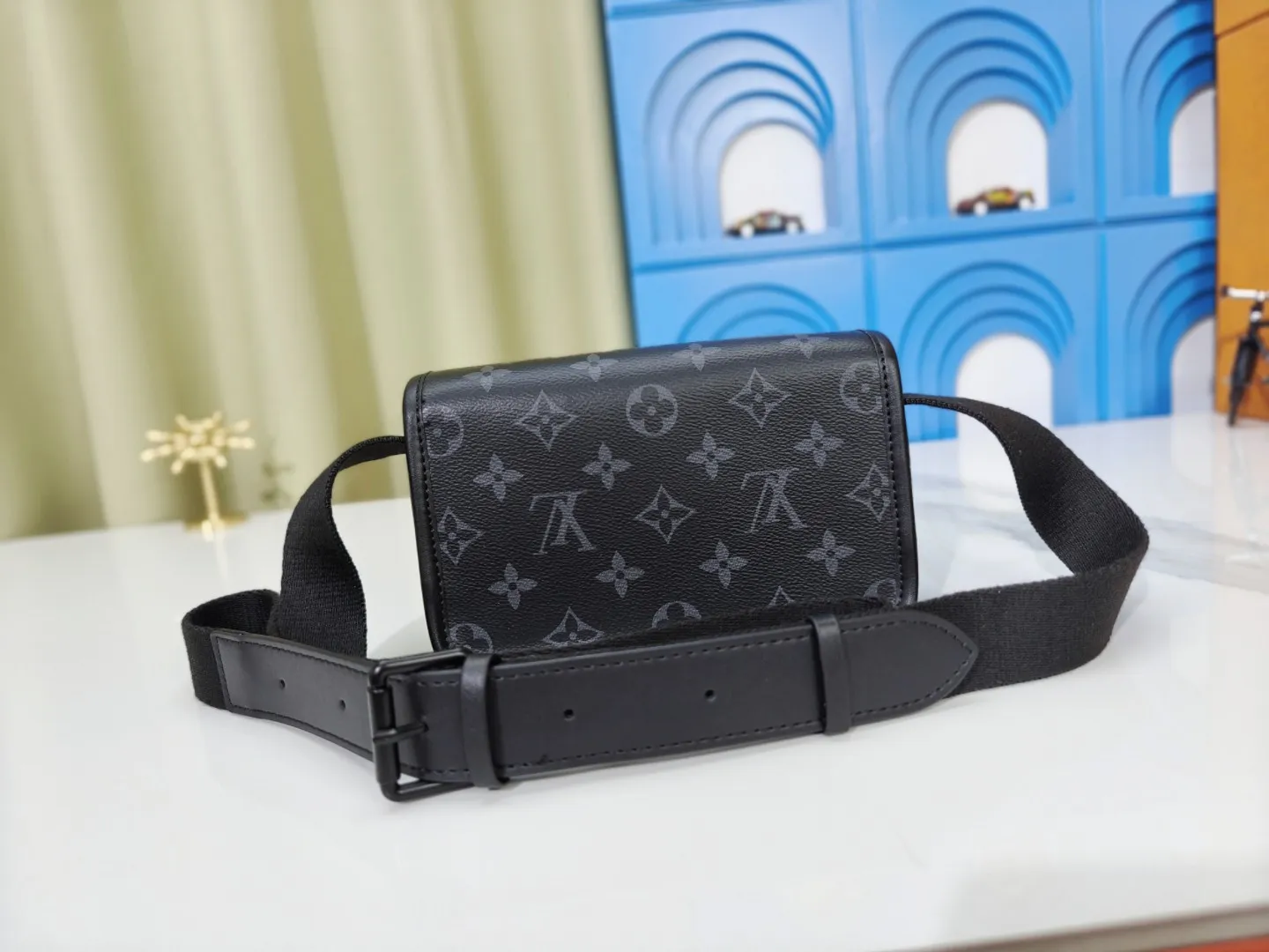 P180💰 Upgraded from the original M12599 black flower M12637 green flower. This Bosphore mini handbag is named after the brand's retro Bosphore series in the 2000s. Its simple lines and compact structure make it comfortable to carry, and it also uses a detachable nameplate to show its classic feel. The adjustable fabric shoulder strap crosses the accordion loop and is a refined detail along with the zippered front pocket. Dimensions: 19x 12x 7 cm (length x height x width)