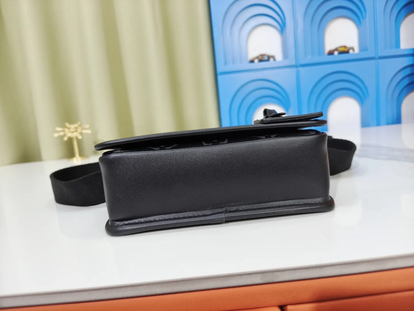 P180💰 Upgraded from the original M12599 black flower M12637 green flower. This Bosphore mini handbag is named after the brand's retro Bosphore series in the 2000s. Its simple lines and compact structure make it comfortable to carry, and it also uses a detachable nameplate to show its classic feel. The adjustable fabric shoulder strap crosses the accordion loop and is a refined detail along with the zippered front pocket. Dimensions: 19x 12x 7 cm (length x height x width)