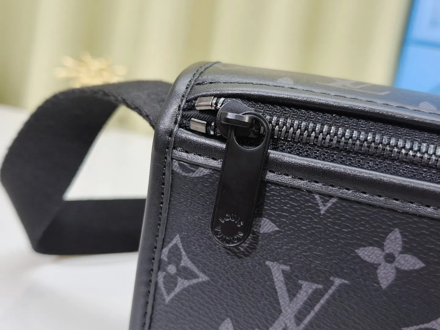 P180💰 Upgraded from the original M12599 black flower M12637 green flower. This Bosphore mini handbag is named after the brand's retro Bosphore series in the 2000s. Its simple lines and compact structure make it comfortable to carry, and it also uses a detachable nameplate to show its classic feel. The adjustable fabric shoulder strap crosses the accordion loop and is a refined detail along with the zippered front pocket. Dimensions: 19x 12x 7 cm (length x height x width)