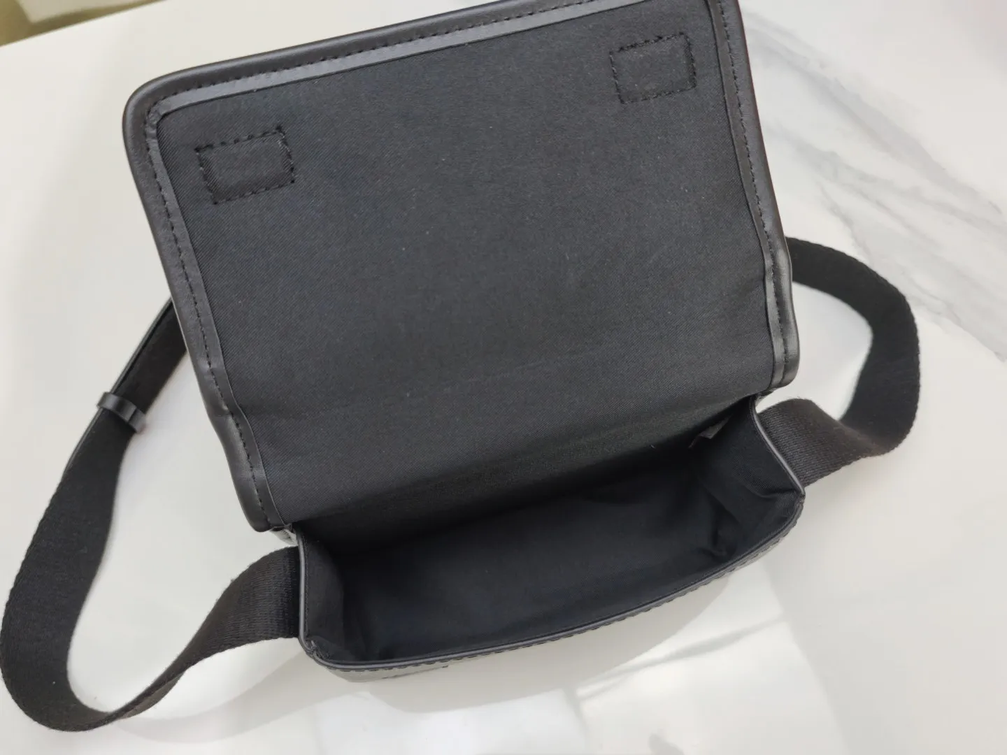 P180💰 Upgraded from the original M12599 black flower M12637 green flower. This Bosphore mini handbag is named after the brand's retro Bosphore series in the 2000s. Its simple lines and compact structure make it comfortable to carry, and it also uses a detachable nameplate to show its classic feel. The adjustable fabric shoulder strap crosses the accordion loop and is a refined detail along with the zippered front pocket. Dimensions: 19x 12x 7 cm (length x height x width)