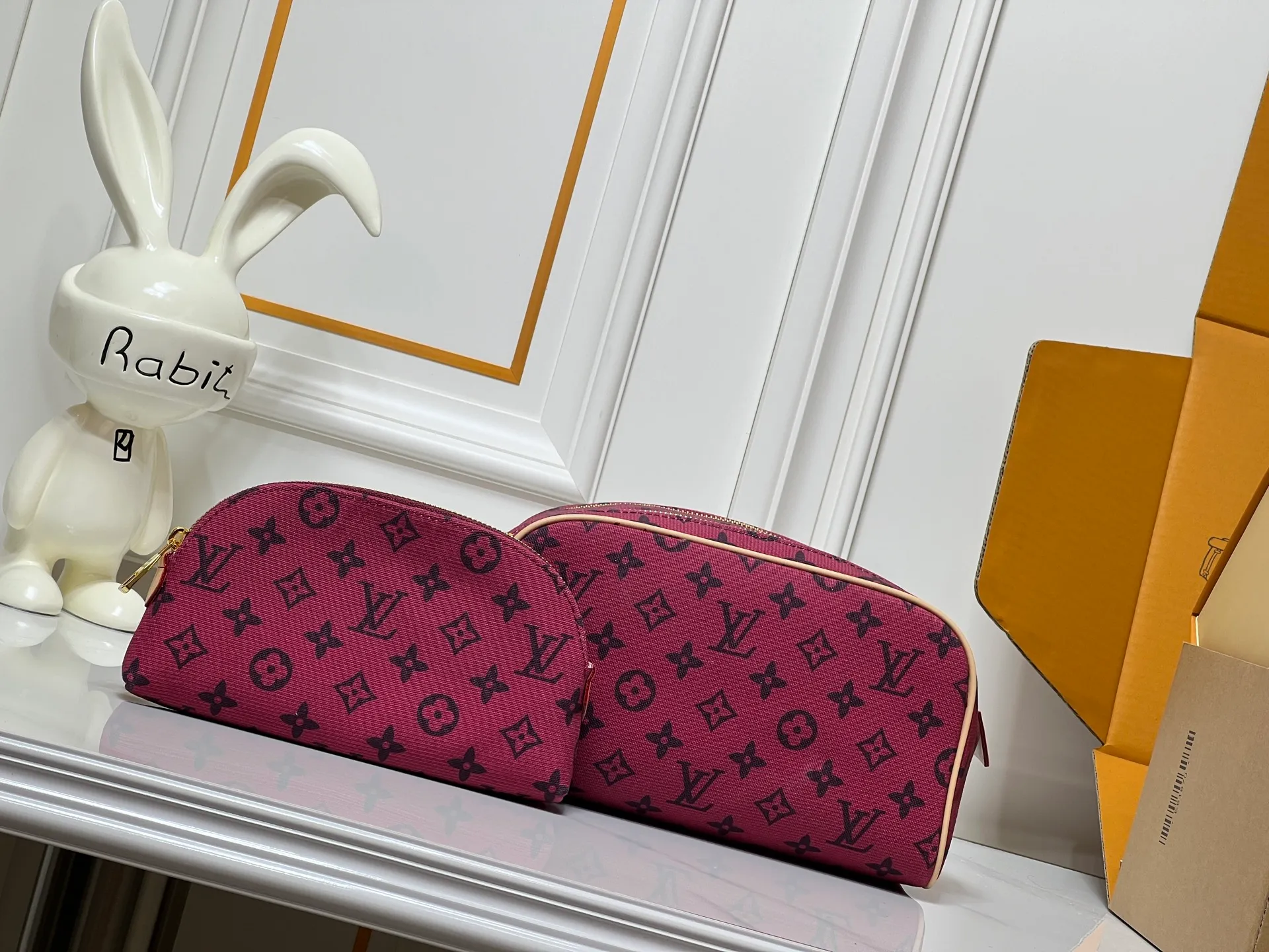 Batch 240💰Upgraded original 2-piece set Rose red denim M47528 M13669 This Dopp Kit toiletry bag is made of Monogram Eclipse canvas, bringing a restrained choice to Monogram lovers. Plenty of space to store travel essentials, double zippers for secure protection, and wide opening for easy access. 28.0 x 15.0 x 16.5 cm (length x height x width)