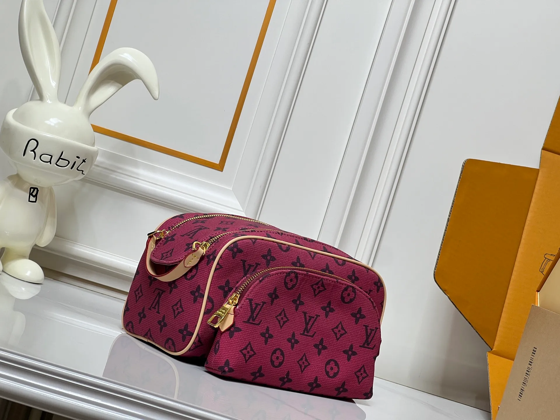 Batch 240💰Upgraded original 2-piece set Rose red denim M47528 M13669 This Dopp Kit toiletry bag is made of Monogram Eclipse canvas, bringing a restrained choice to Monogram lovers. Plenty of space to store travel essentials, double zippers for secure protection, and wide opening for easy access. 28.0 x 15.0 x 16.5 cm (length x height x width)
