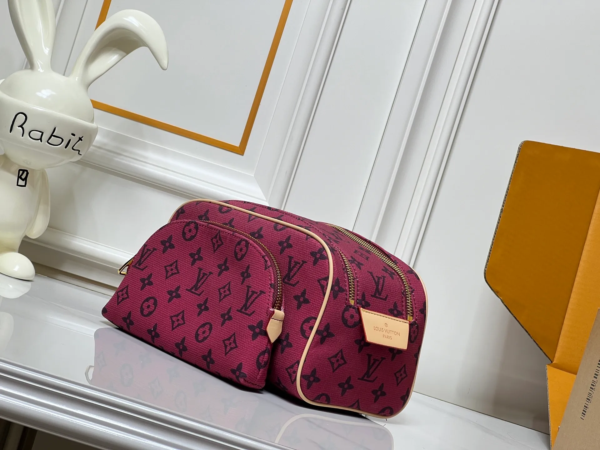 Batch 240💰Upgraded original 2-piece set Rose red denim M47528 M13669 This Dopp Kit toiletry bag is made of Monogram Eclipse canvas, bringing a restrained choice to Monogram lovers. Plenty of space to store travel essentials, double zippers for secure protection, and wide opening for easy access. 28.0 x 15.0 x 16.5 cm (length x height x width)