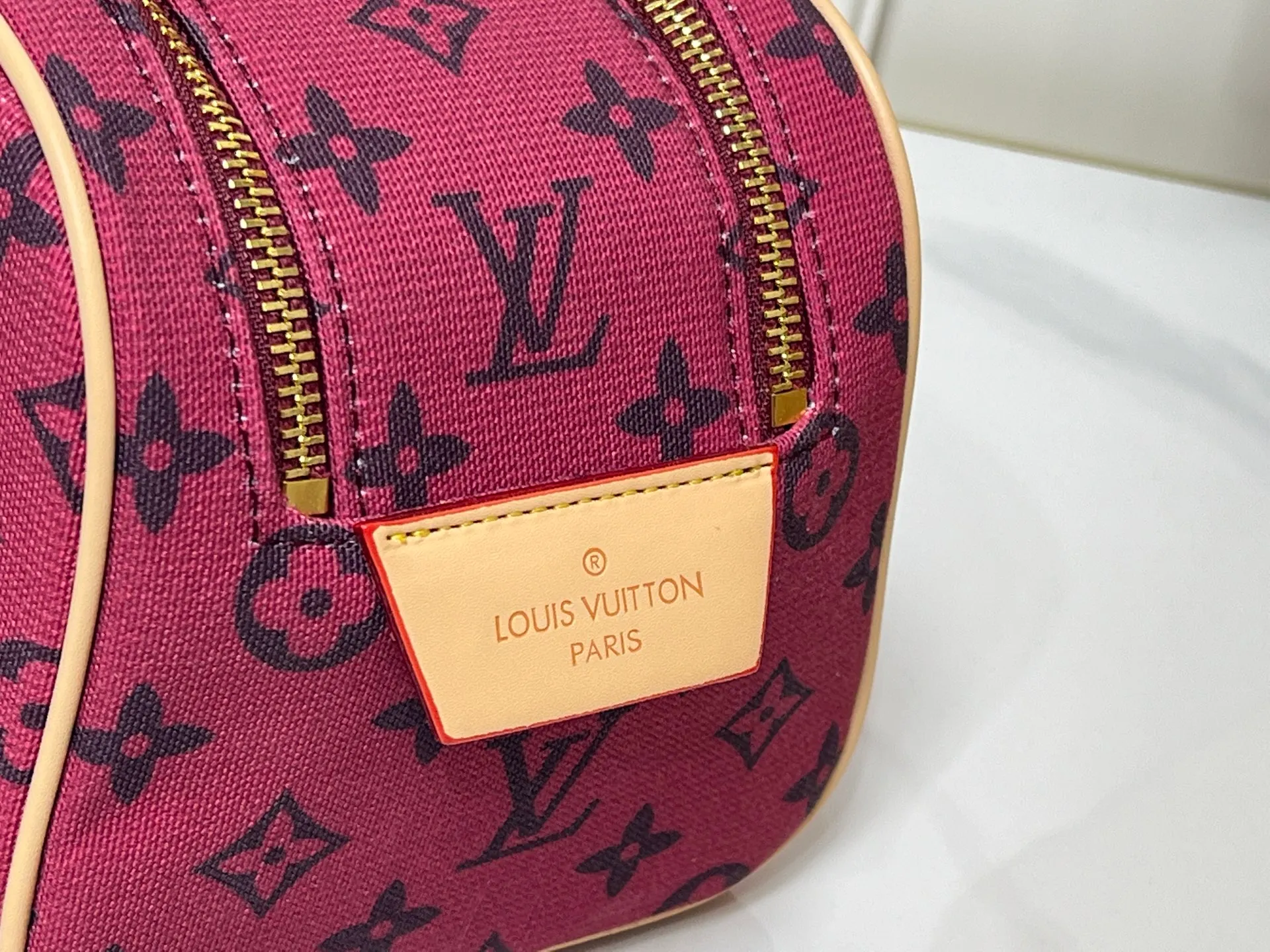 Batch 240💰Upgraded original 2-piece set Rose red denim M47528 M13669 This Dopp Kit toiletry bag is made of Monogram Eclipse canvas, bringing a restrained choice to Monogram lovers. Plenty of space to store travel essentials, double zippers for secure protection, and wide opening for easy access. 28.0 x 15.0 x 16.5 cm (length x height x width)