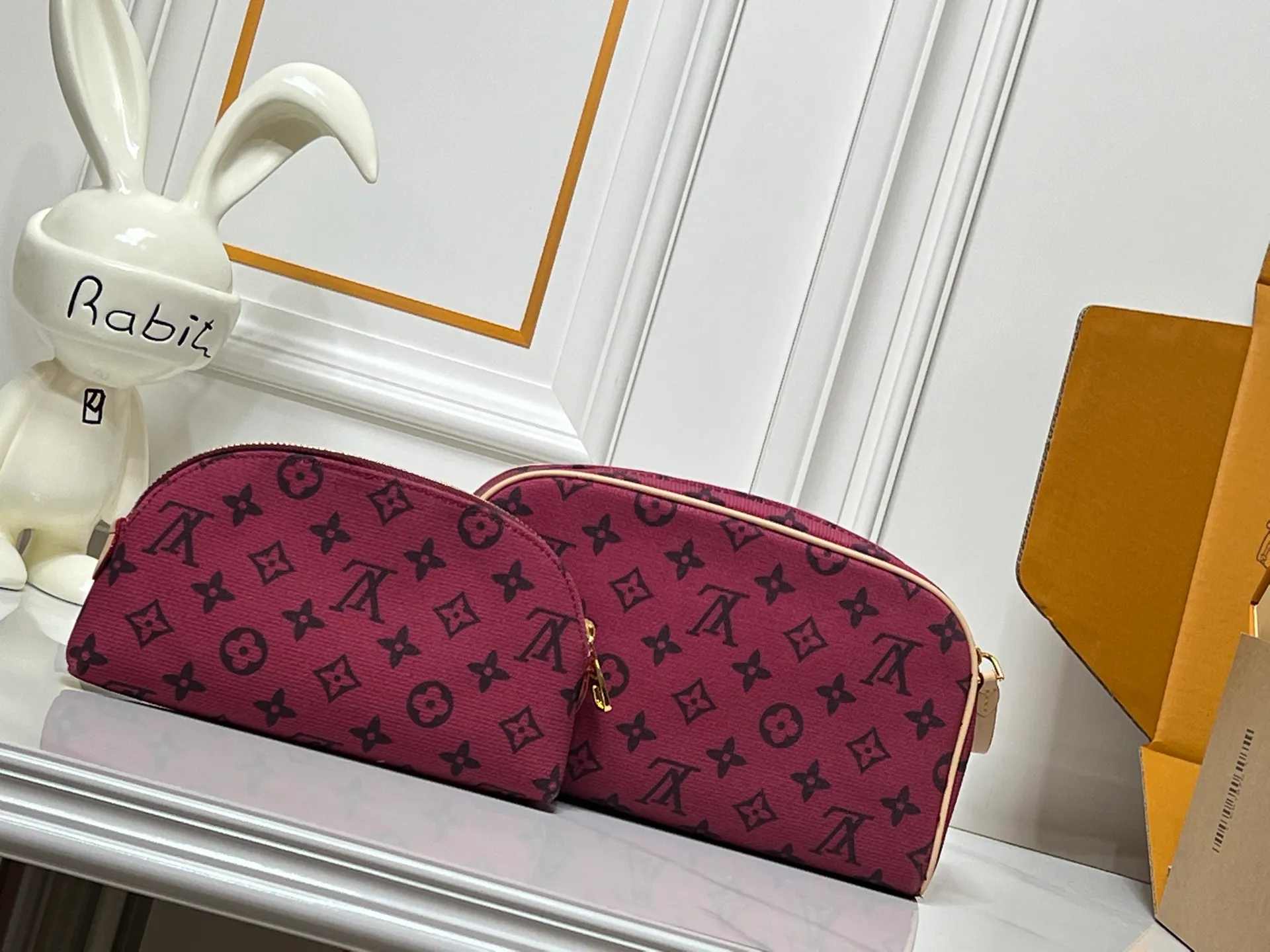 Batch 240💰Upgraded original 2-piece set Rose red denim M47528 M13669 This Dopp Kit toiletry bag is made of Monogram Eclipse canvas, bringing a restrained choice to Monogram lovers. Plenty of space to store travel essentials, double zippers for secure protection, and wide opening for easy access. 28.0 x 15.0 x 16.5 cm (length x height x width)