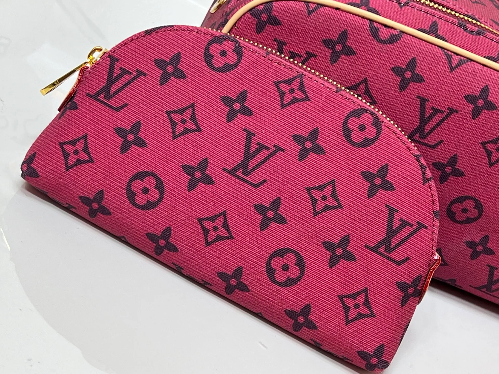 Batch 240💰Upgraded original 2-piece set Rose red denim M47528 M13669 This Dopp Kit toiletry bag is made of Monogram Eclipse canvas, bringing a restrained choice to Monogram lovers. Plenty of space to store travel essentials, double zippers for secure protection, and wide opening for easy access. 28.0 x 15.0 x 16.5 cm (length x height x width)