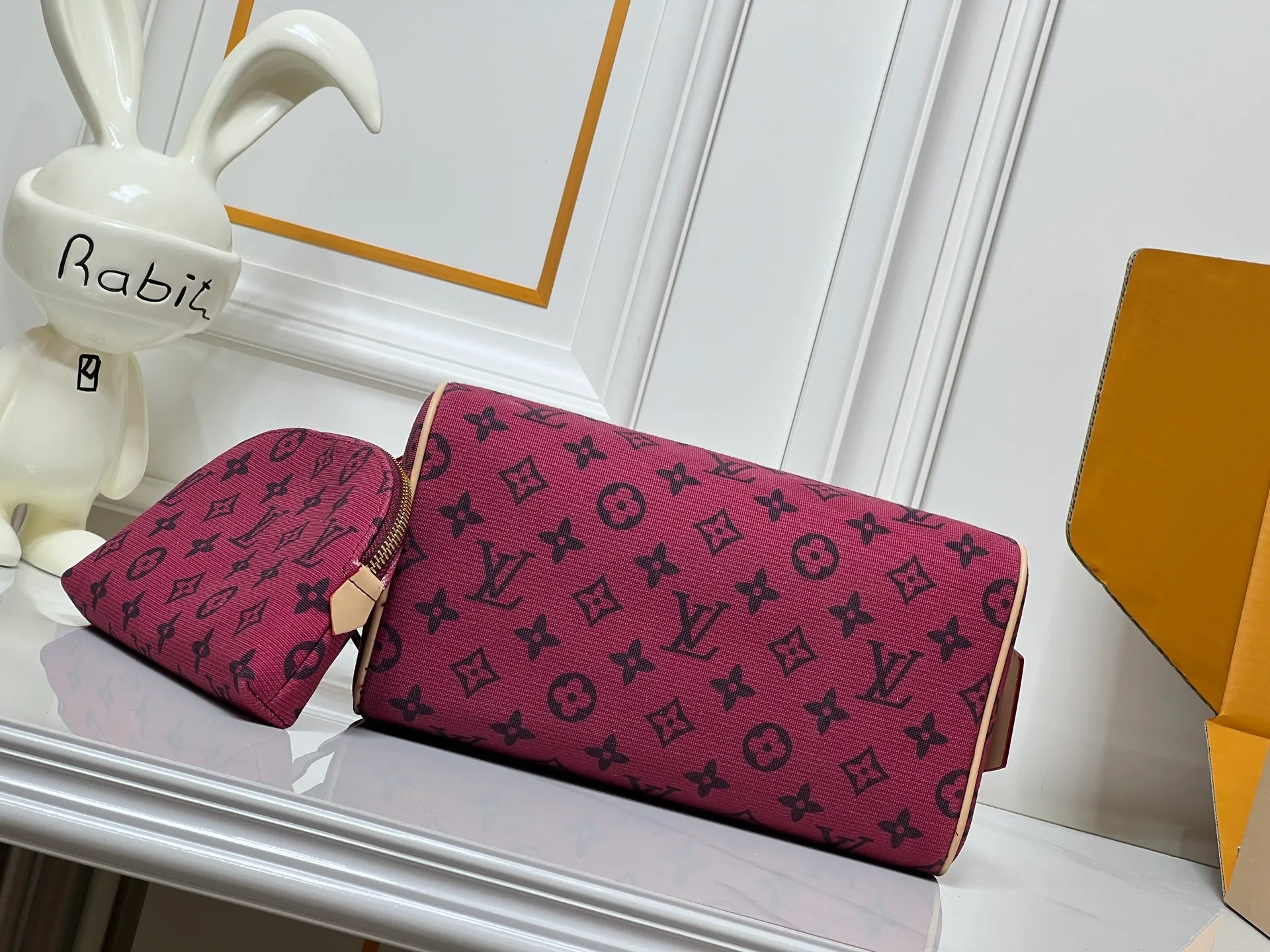 Batch 240💰Upgraded original 2-piece set Rose red denim M47528 M13669 This Dopp Kit toiletry bag is made of Monogram Eclipse canvas, bringing a restrained choice to Monogram lovers. Plenty of space to store travel essentials, double zippers for secure protection, and wide opening for easy access. 28.0 x 15.0 x 16.5 cm (length x height x width)