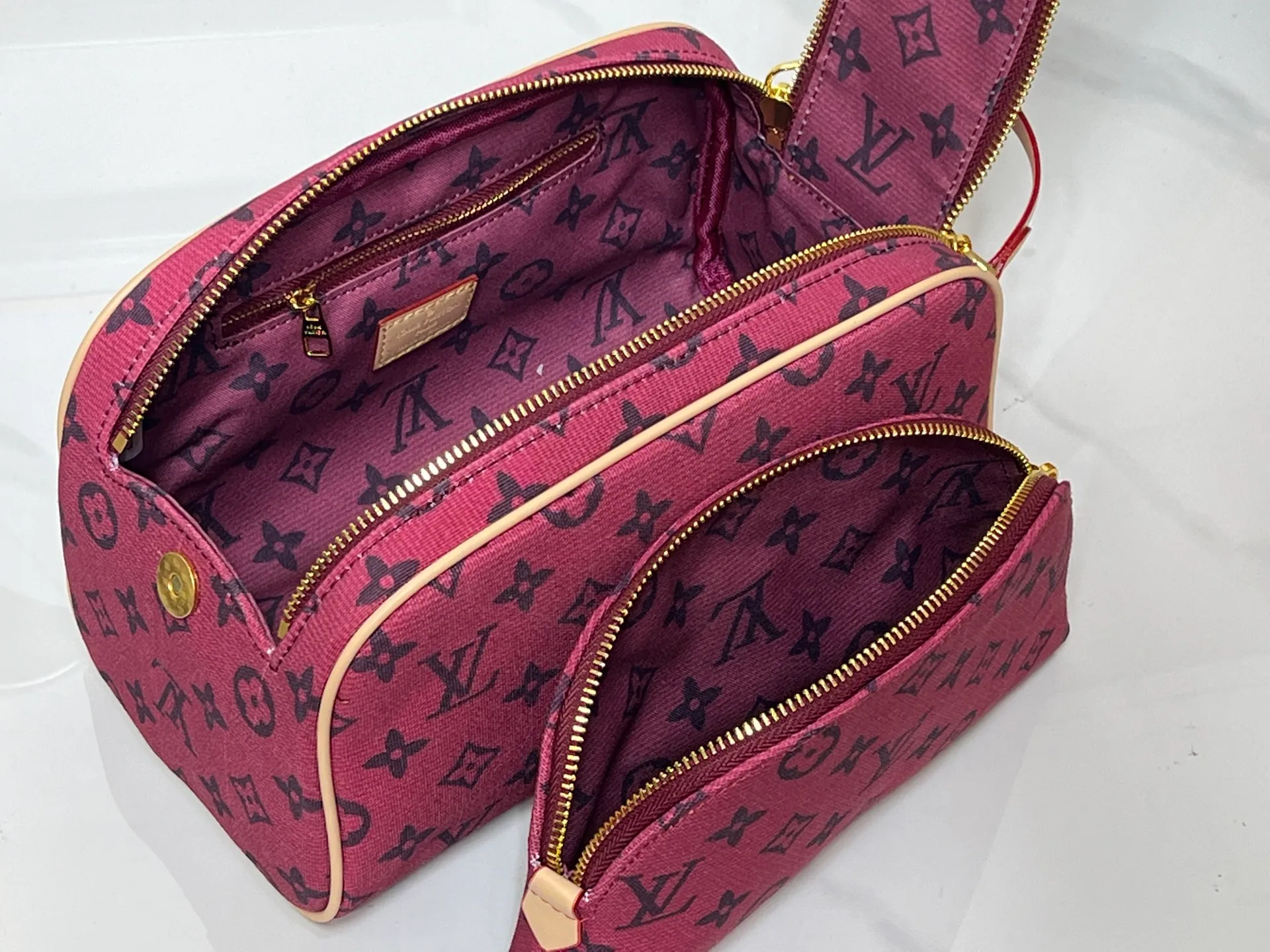 Batch 240💰Upgraded original 2-piece set Rose red denim M47528 M13669 This Dopp Kit toiletry bag is made of Monogram Eclipse canvas, bringing a restrained choice to Monogram lovers. Plenty of space to store travel essentials, double zippers for secure protection, and wide opening for easy access. 28.0 x 15.0 x 16.5 cm (length x height x width)