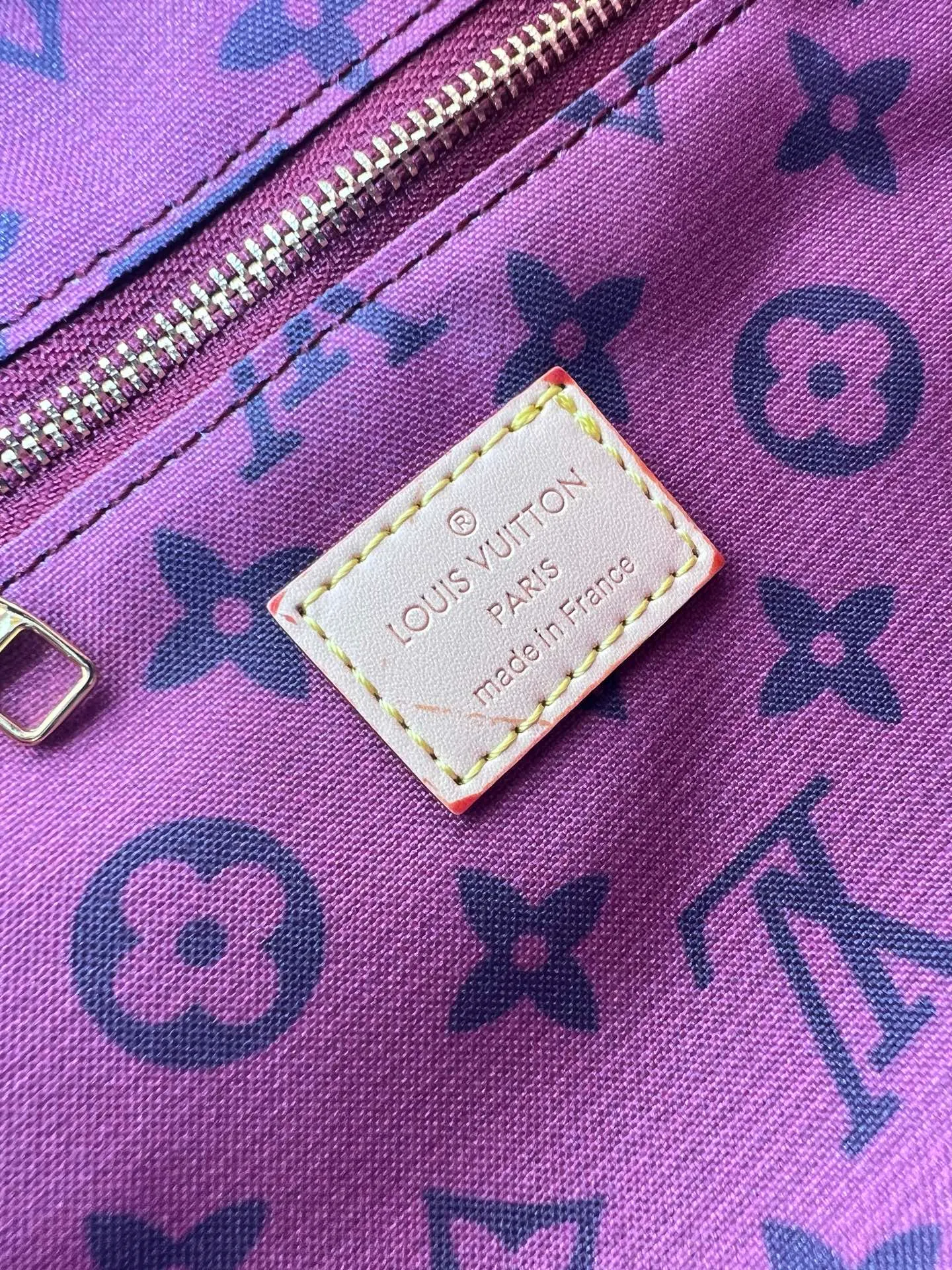 Batch 240💰Upgraded original 2-piece set Rose red denim M47528 M13669 This Dopp Kit toiletry bag is made of Monogram Eclipse canvas, bringing a restrained choice to Monogram lovers. Plenty of space to store travel essentials, double zippers for secure protection, and wide opening for easy access. 28.0 x 15.0 x 16.5 cm (length x height x width)