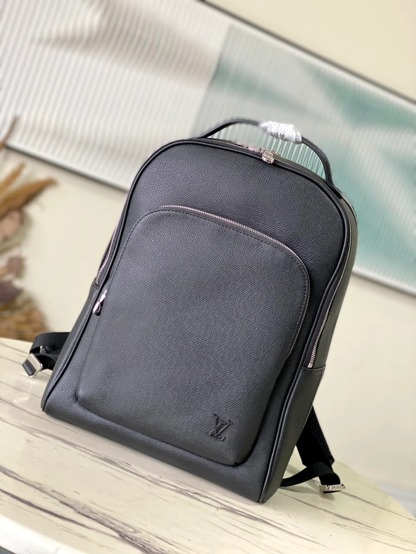 💰1380 (top-grain leather) Top-quality original M30977 cross-grain Avenue backpack is made of Taiga leather with cow leather trim and metal parts, integrating practical function and elegant style. The main compartment is equipped with wide pockets and padded compartments at the front and rear, and an inner pocket provides organized storage. Dimensions: 40 × 31 × 15 cm