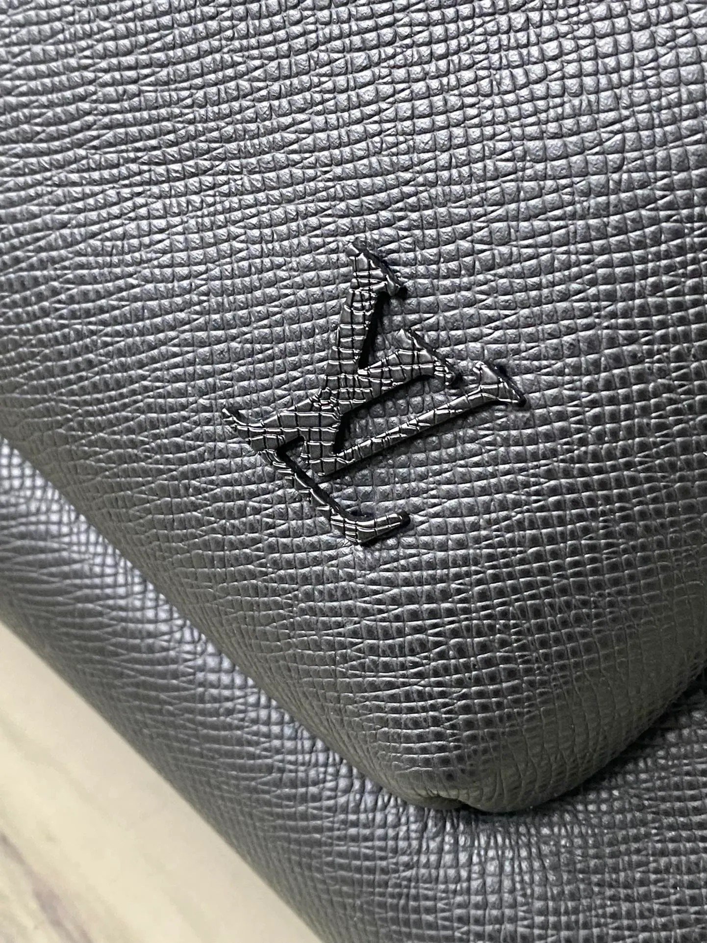 💰1380 (top-grain leather) Top-quality original M30977 cross-grain Avenue backpack is made of Taiga leather with cow leather trim and metal parts, integrating practical function and elegant style. The main compartment is equipped with wide pockets and padded compartments at the front and rear, and an inner pocket provides organized storage. Dimensions: 40 × 31 × 15 cm