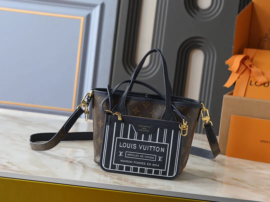 💰Large 130, Small 240💰Upgraded original version 🔥Double-sided available🔥M12061 M25665 M14994 M11946 M12099 M40995 The legendary neverfull medium handbag: always able to meet your various needs for handbags. It has a large capacity but is not bulky. It is stiff and soft to the touch, making it suitable for home and travel. Tighten the side ties and it instantly transforms into a stylish urban handbag. Loosen the straps and it transforms into a chic and practical handbag. The slender leather handle can be carried over the shoulder or between the arms. The model shown here is made of damier azur canvas. Size: large 31x28x14, small 25x16x10