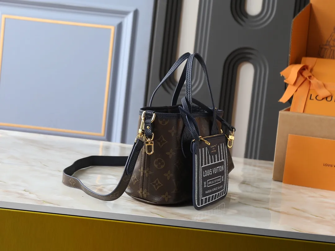 💰Large 130, Small 240💰Upgraded original version 🔥Double-sided available🔥M12061 M25665 M14994 M11946 M12099 M40995 The legendary neverfull medium handbag: always able to meet your various needs for handbags. It has a large capacity but is not bulky. It is stiff and soft to the touch, making it suitable for home and travel. Tighten the side ties and it instantly transforms into a stylish urban handbag. Loosen the straps and it transforms into a chic and practical handbag. The slender leather handle can be carried over the shoulder or between the arms. The model shown here is made of damier azur canvas. Size: large 31x28x14, small 25x16x10