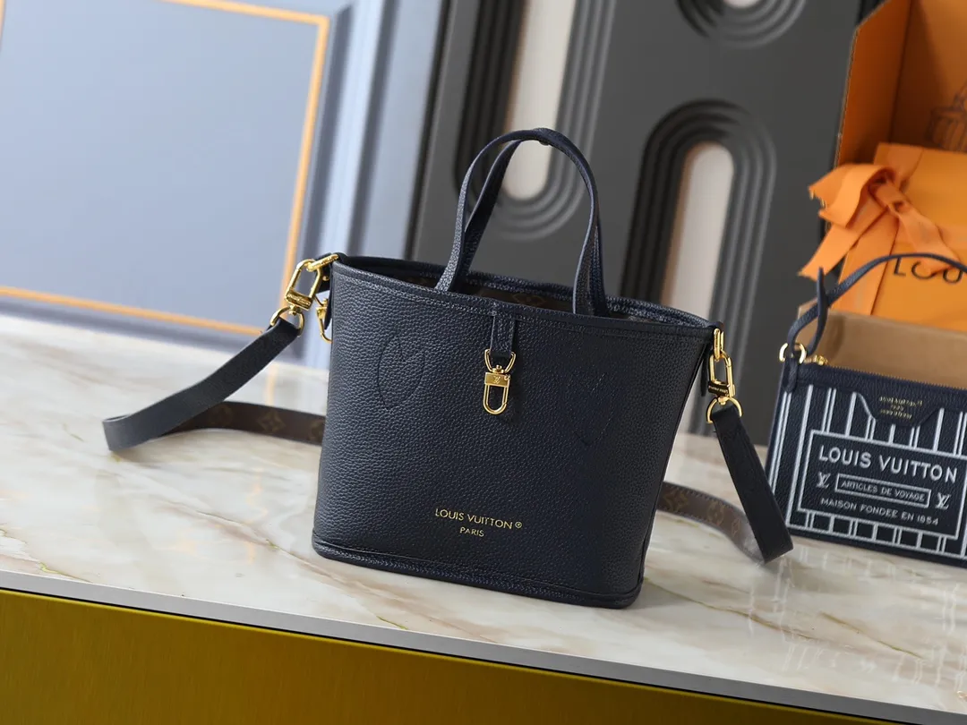 💰Large 130, Small 240💰Upgraded original version 🔥Double-sided available🔥M12061 M25665 M14994 M11946 M12099 M40995 The legendary neverfull medium handbag: always able to meet your various needs for handbags. It has a large capacity but is not bulky. It is stiff and soft to the touch, making it suitable for home and travel. Tighten the side ties and it instantly transforms into a stylish urban handbag. Loosen the straps and it transforms into a chic and practical handbag. The slender leather handle can be carried over the shoulder or between the arms. The model shown here is made of damier azur canvas. Size: large 31x28x14, small 25x16x10