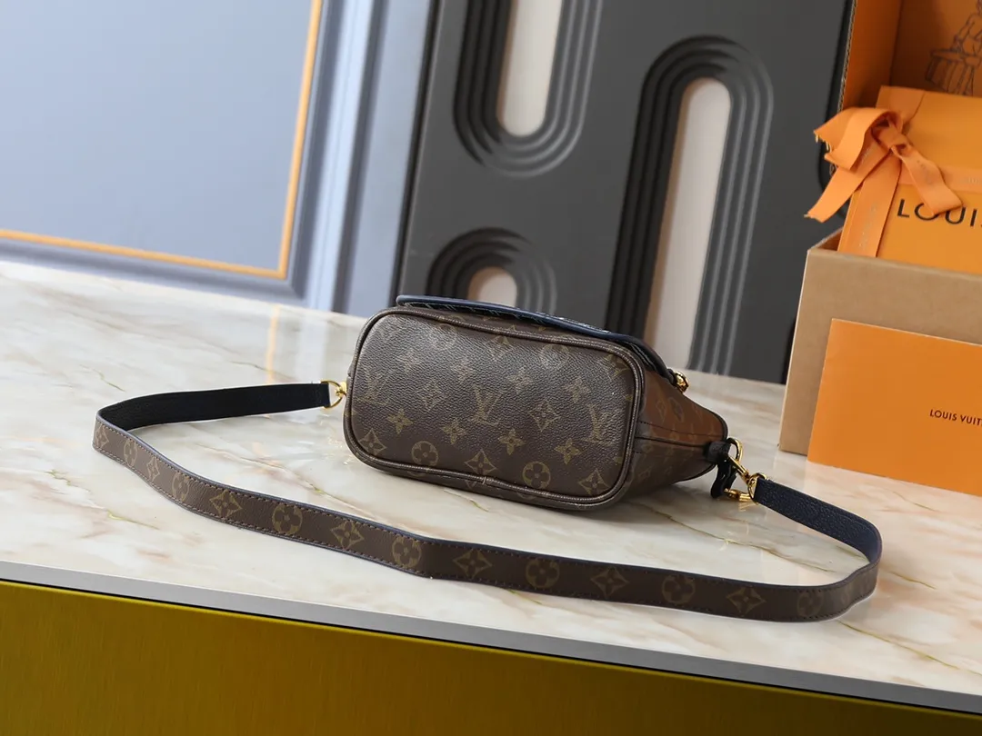 💰Large 130, Small 240💰Upgraded original version 🔥Double-sided available🔥M12061 M25665 M14994 M11946 M12099 M40995 The legendary neverfull medium handbag: always able to meet your various needs for handbags. It has a large capacity but is not bulky. It is stiff and soft to the touch, making it suitable for home and travel. Tighten the side ties and it instantly transforms into a stylish urban handbag. Loosen the straps and it transforms into a chic and practical handbag. The slender leather handle can be carried over the shoulder or between the arms. The model shown here is made of damier azur canvas. Size: large 31x28x14, small 25x16x10