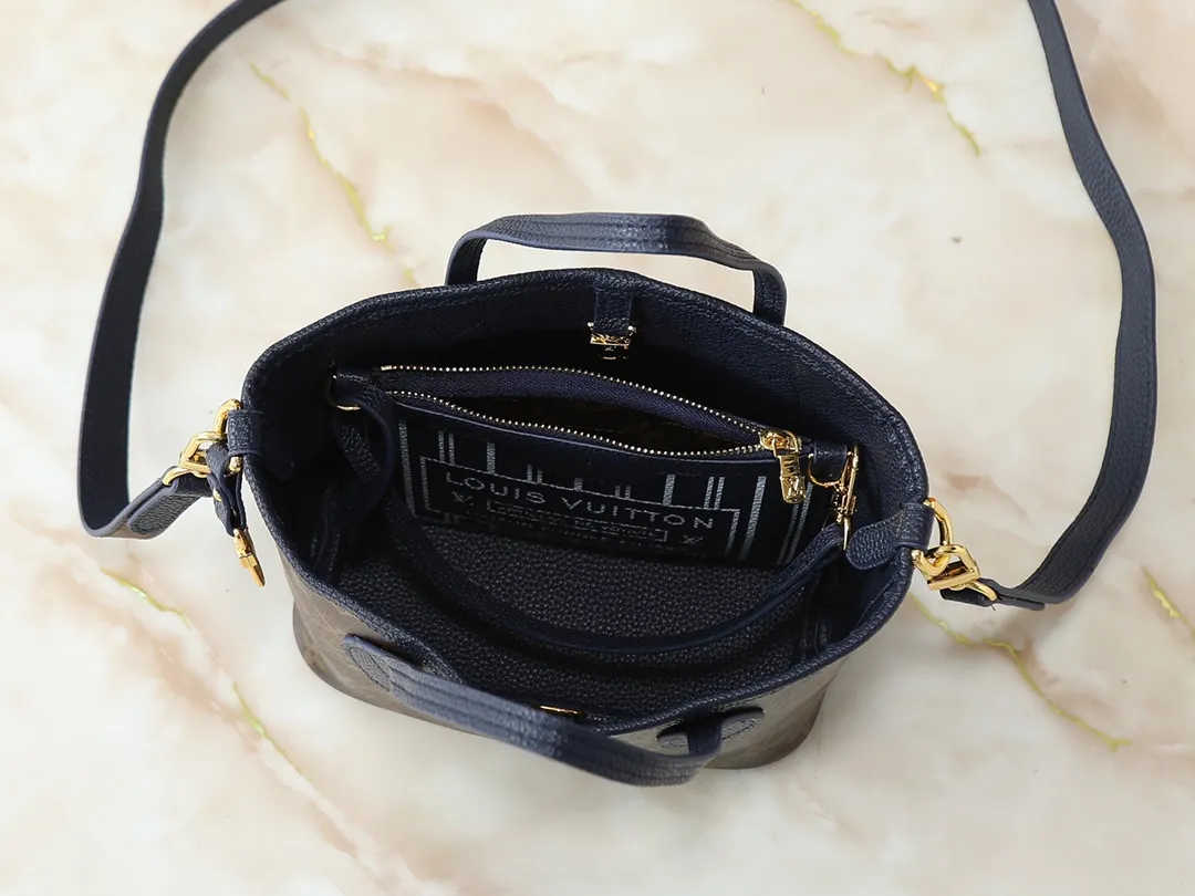 💰Large 130, Small 240💰Upgraded original version 🔥Double-sided available🔥M12061 M25665 M14994 M11946 M12099 M40995 The legendary neverfull medium handbag: always able to meet your various needs for handbags. It has a large capacity but is not bulky. It is stiff and soft to the touch, making it suitable for home and travel. Tighten the side ties and it instantly transforms into a stylish urban handbag. Loosen the straps and it transforms into a chic and practical handbag. The slender leather handle can be carried over the shoulder or between the arms. The model shown here is made of damier azur canvas. Size: large 31x28x14, small 25x16x10