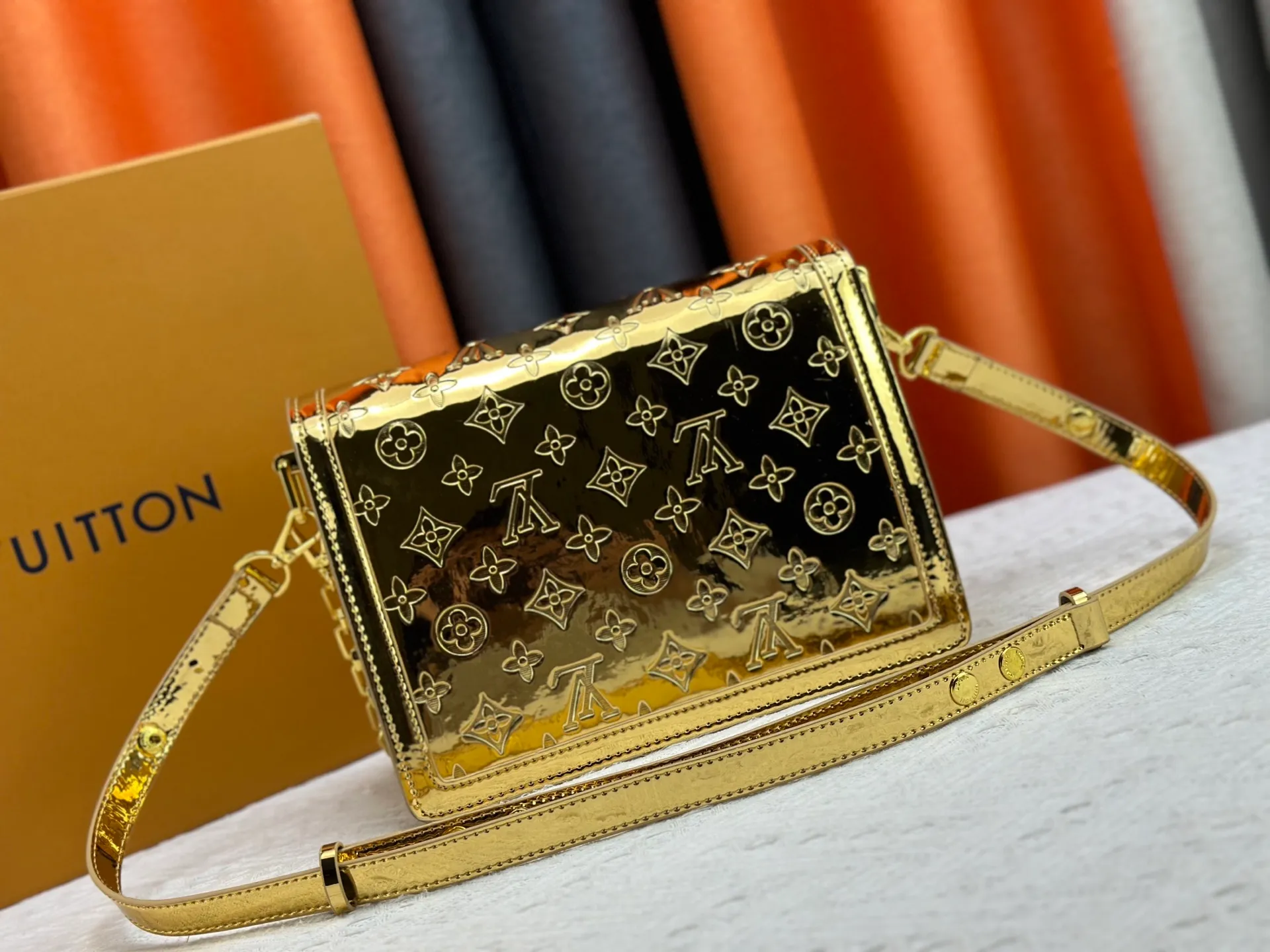P380 Daphne Gold Silver 💥Louis Vuitton 2025 Early Spring Messenger Bag M43599/44391/44580 color matching latest version shipped Métis The compact shape of the handbag exudes elegance. Presbyopia and cowhide, made of soft Monogram canvas, compact in size and equipped with multiple practical pockets and compartments. Size:25x19x9cm