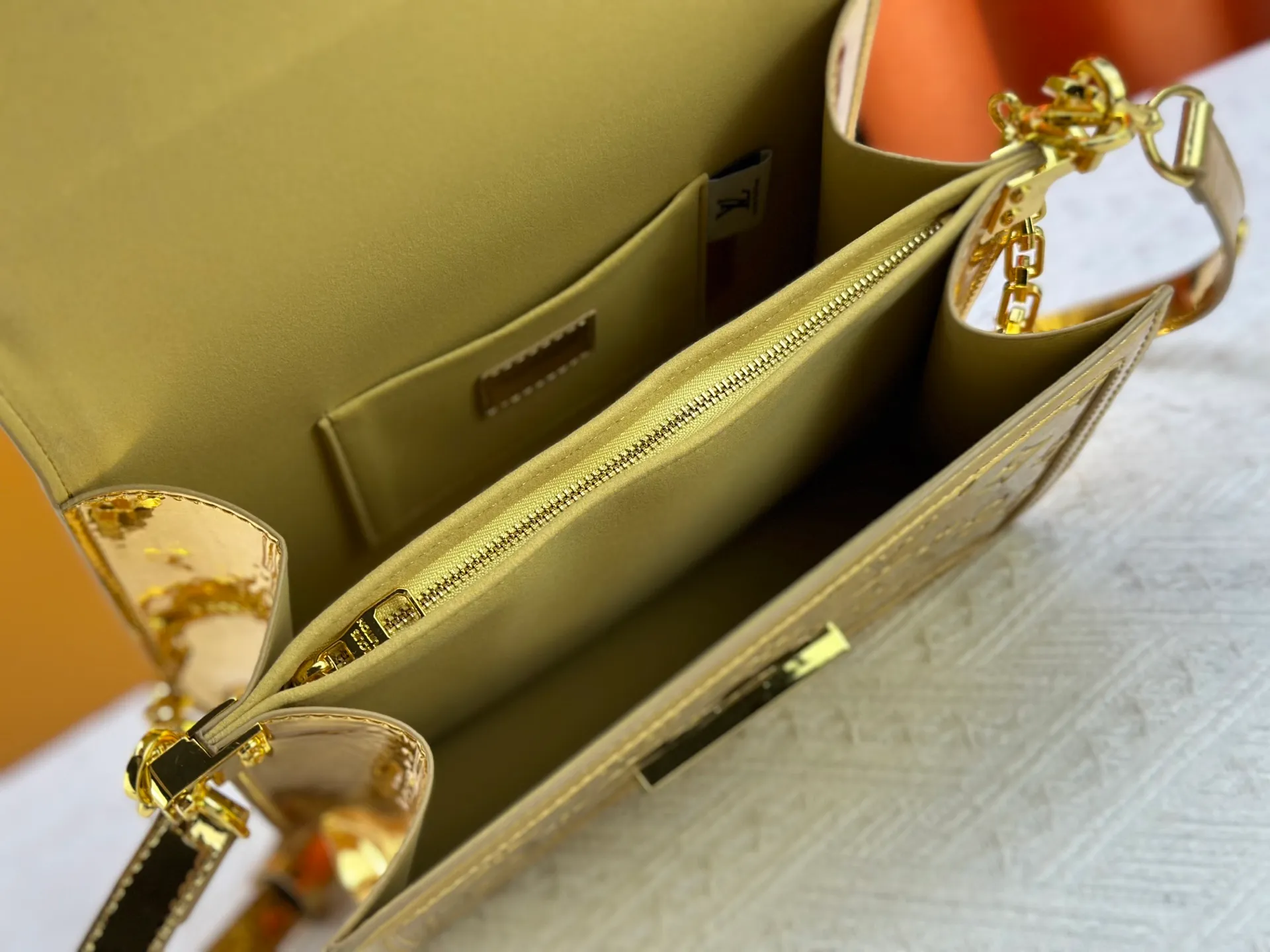 P380 Daphne Gold Silver 💥Louis Vuitton 2025 Early Spring Messenger Bag M43599/44391/44580 color matching latest version shipped Métis The compact shape of the handbag exudes elegance. Presbyopia and cowhide, made of soft Monogram canvas, compact in size and equipped with multiple practical pockets and compartments. Size:25x19x9cm