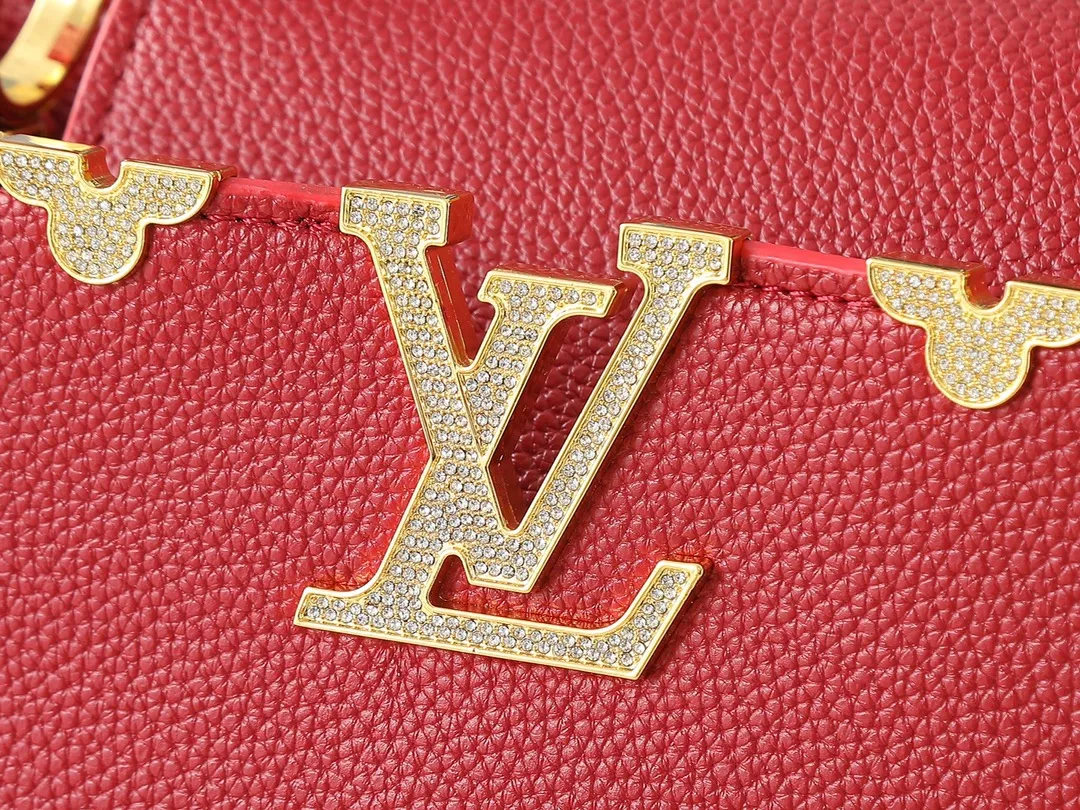 💰440💰Guangzhou goods Upgraded from the original M24583 M24584 M24585 Gold and diamond corolla This Capucines Flower Crown handbag is made of full-grain Taurillon leather and is embellished with Monogram flowers. Each flower is shaped by exquisite crystal diamonds. The LV logo and flowers echo each other, giving this soft handbag a jewel-like luster. Use the detachable shoulder strap cleverly to switch between shoulder and crossbody. Dimensions: 31.5 x 20.0 x 11.0 cm