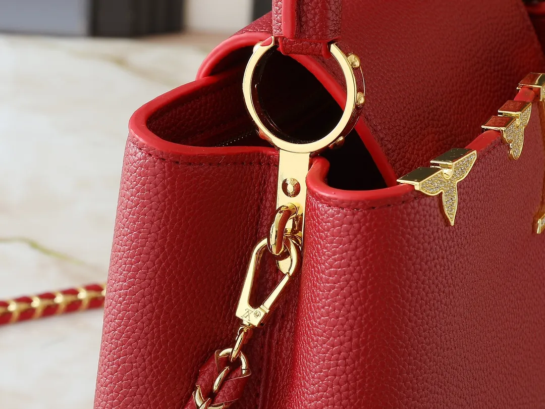 💰440💰Guangzhou goods Upgraded from the original M24583 M24584 M24585 Gold and diamond corolla This Capucines Flower Crown handbag is made of full-grain Taurillon leather and is embellished with Monogram flowers. Each flower is shaped by exquisite crystal diamonds. The LV logo and flowers echo each other, giving this soft handbag a jewel-like luster. Use the detachable shoulder strap cleverly to switch between shoulder and crossbody. Dimensions: 31.5 x 20.0 x 11.0 cm