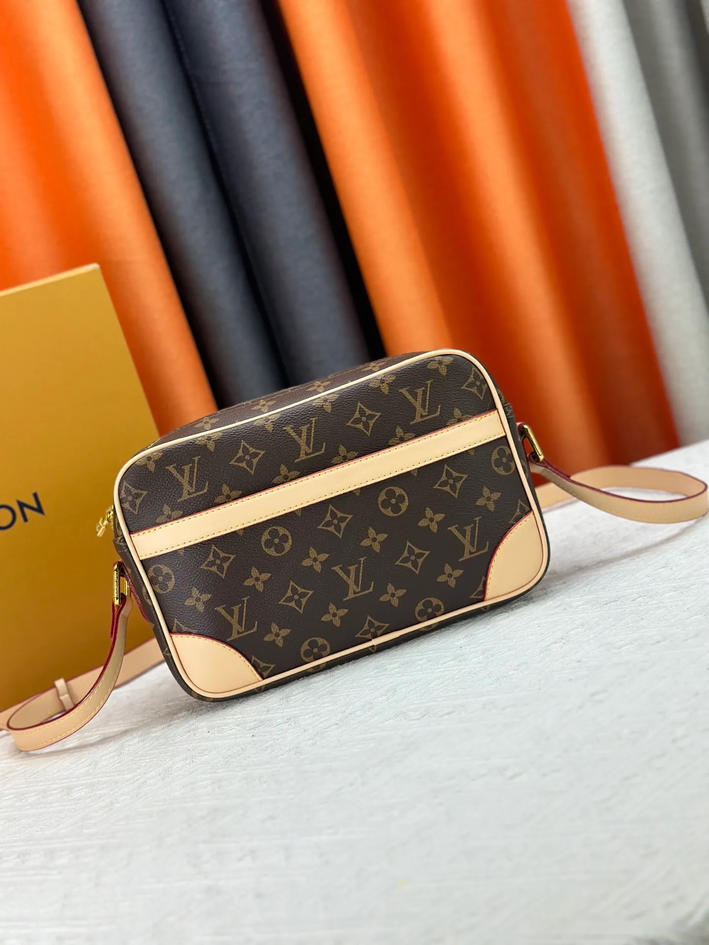 P280 top original version. Counter model number: m51274 presbyopia. It adopts a rectangular row structure that is comfortable to carry. This exquisite small handbag adds a dynamic temperament to the shape. Equipped with an adjustable top leather shoulder strap, it is extremely comfortable and convenient to carry. Size: LV classic crossbody bag, model number: 27x17x7,