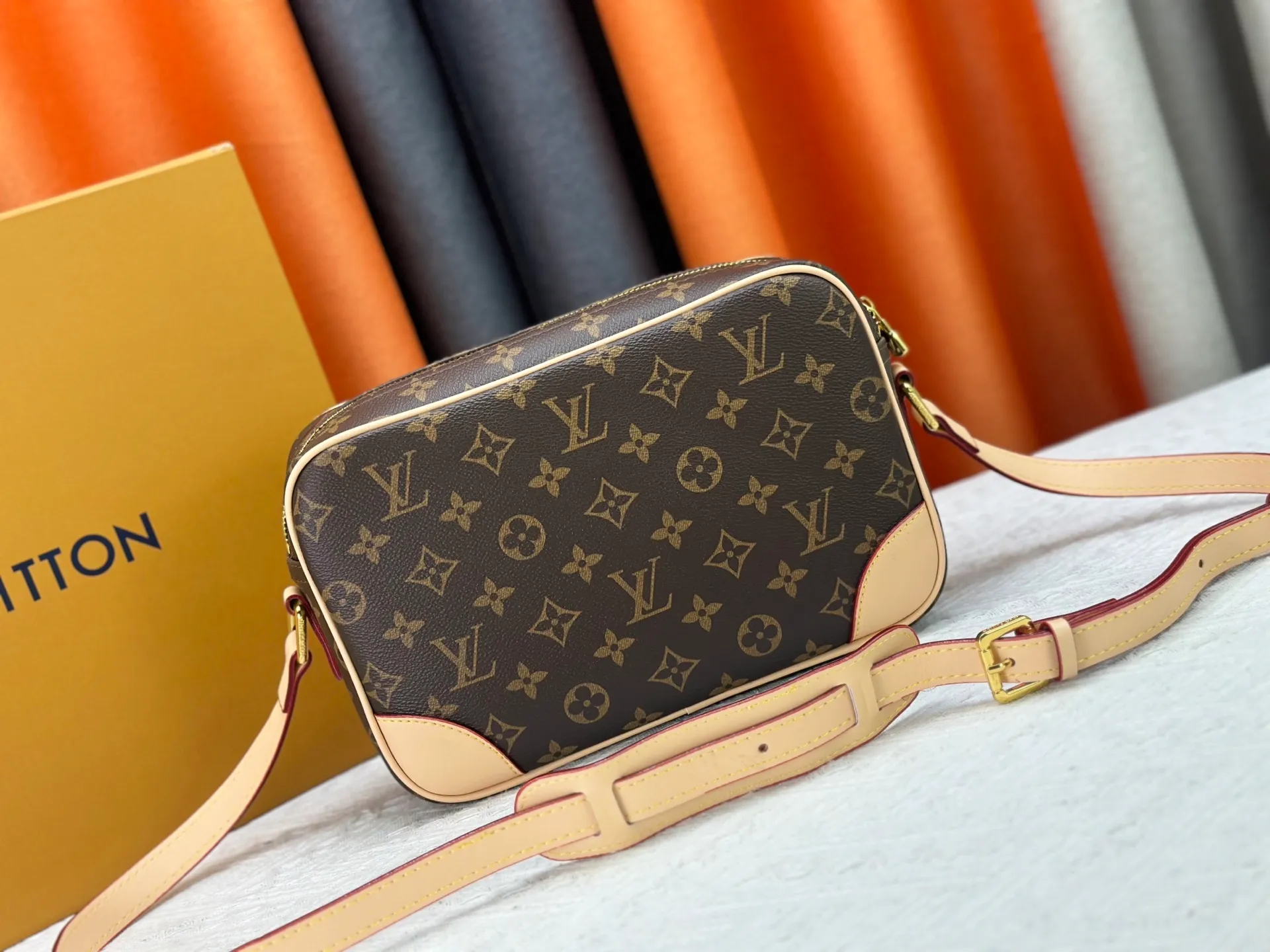 P280 top original version. Counter model number: m51274 presbyopia. It adopts a rectangular row structure that is comfortable to carry. This exquisite small handbag adds a dynamic temperament to the shape. Equipped with an adjustable top leather shoulder strap, it is extremely comfortable and convenient to carry. Size: LV classic crossbody bag, model number: 27x17x7,