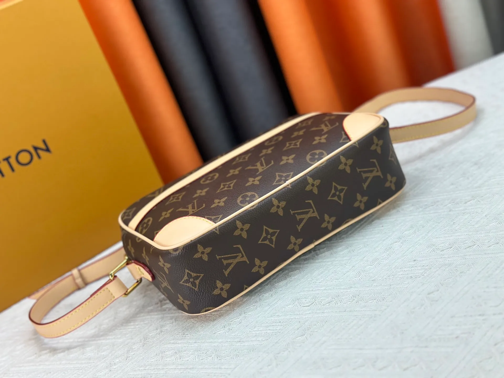 P280 top original version. Counter model number: m51274 presbyopia. It adopts a rectangular row structure that is comfortable to carry. This exquisite small handbag adds a dynamic temperament to the shape. Equipped with an adjustable top leather shoulder strap, it is extremely comfortable and convenient to carry. Size: LV classic crossbody bag, model number: 27x17x7,