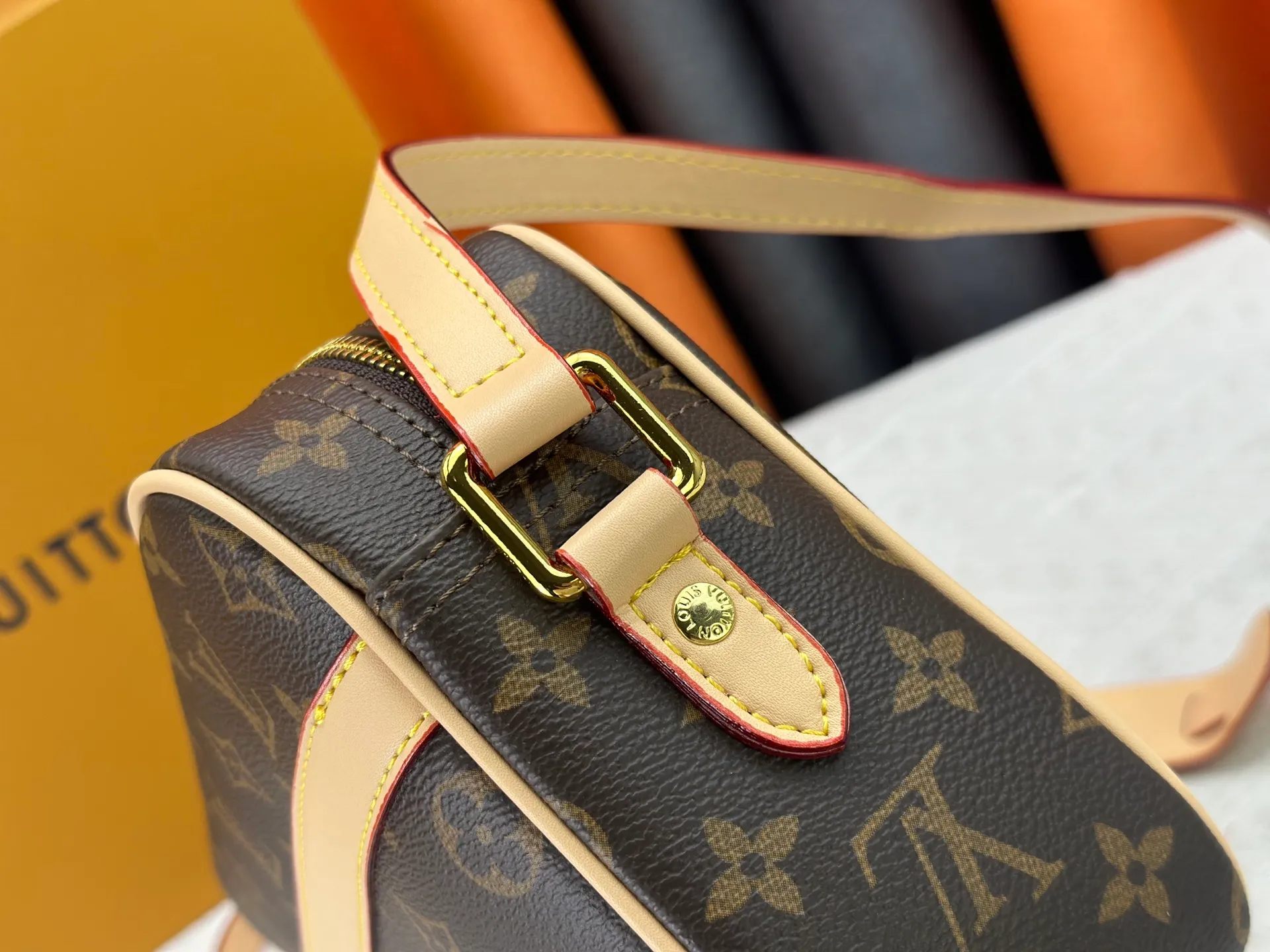 P280 top original version. Counter model number: m51274 presbyopia. It adopts a rectangular row structure that is comfortable to carry. This exquisite small handbag adds a dynamic temperament to the shape. Equipped with an adjustable top leather shoulder strap, it is extremely comfortable and convenient to carry. Size: LV classic crossbody bag, model number: 27x17x7,