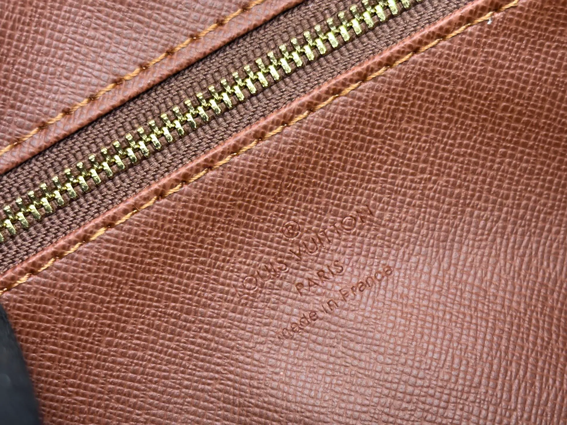 P280 top original version. Counter model number: m51274 presbyopia. It adopts a rectangular row structure that is comfortable to carry. This exquisite small handbag adds a dynamic temperament to the shape. Equipped with an adjustable top leather shoulder strap, it is extremely comfortable and convenient to carry. Size: LV classic crossbody bag, model number: 27x17x7,