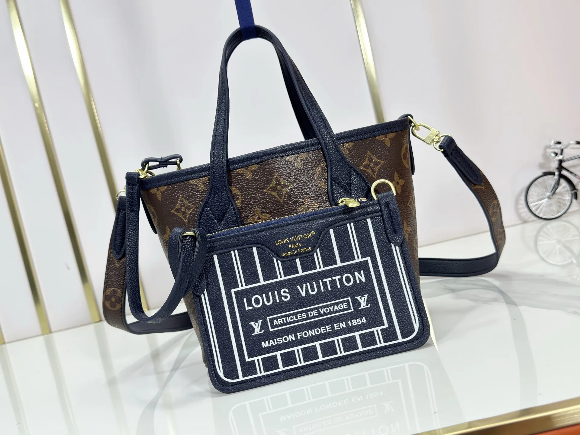 P220 M12099 Upgraded original Neverfull Bandouliere Inside Out BB handbag is a double-sided version of the classic design this season, with the front and back decorated with iconic Monogram canvas and grained leather. The removable zipper bag can be used alone or hung externally. The detachable shoulder strap makes it easy to wear cross-body, and the dazzling metal hardware adds a sophisticated detail. Dimensions: 24 × 14 × 9 cm