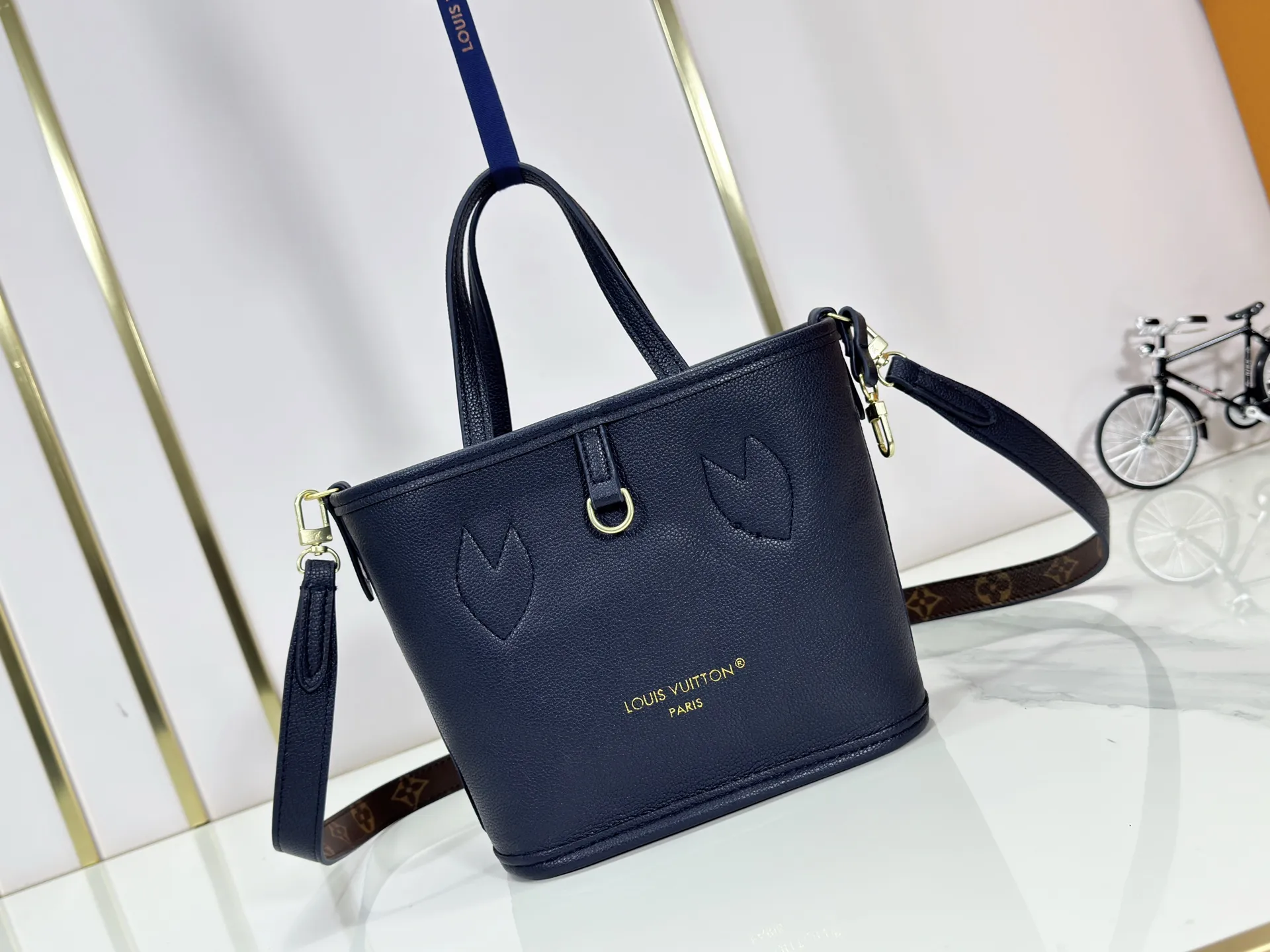 P220 M12099 Upgraded original Neverfull Bandouliere Inside Out BB handbag is a double-sided version of the classic design this season, with the front and back decorated with iconic Monogram canvas and grained leather. The removable zipper bag can be used alone or hung externally. The detachable shoulder strap makes it easy to wear cross-body, and the dazzling metal hardware adds a sophisticated detail. Dimensions: 24 × 14 × 9 cm