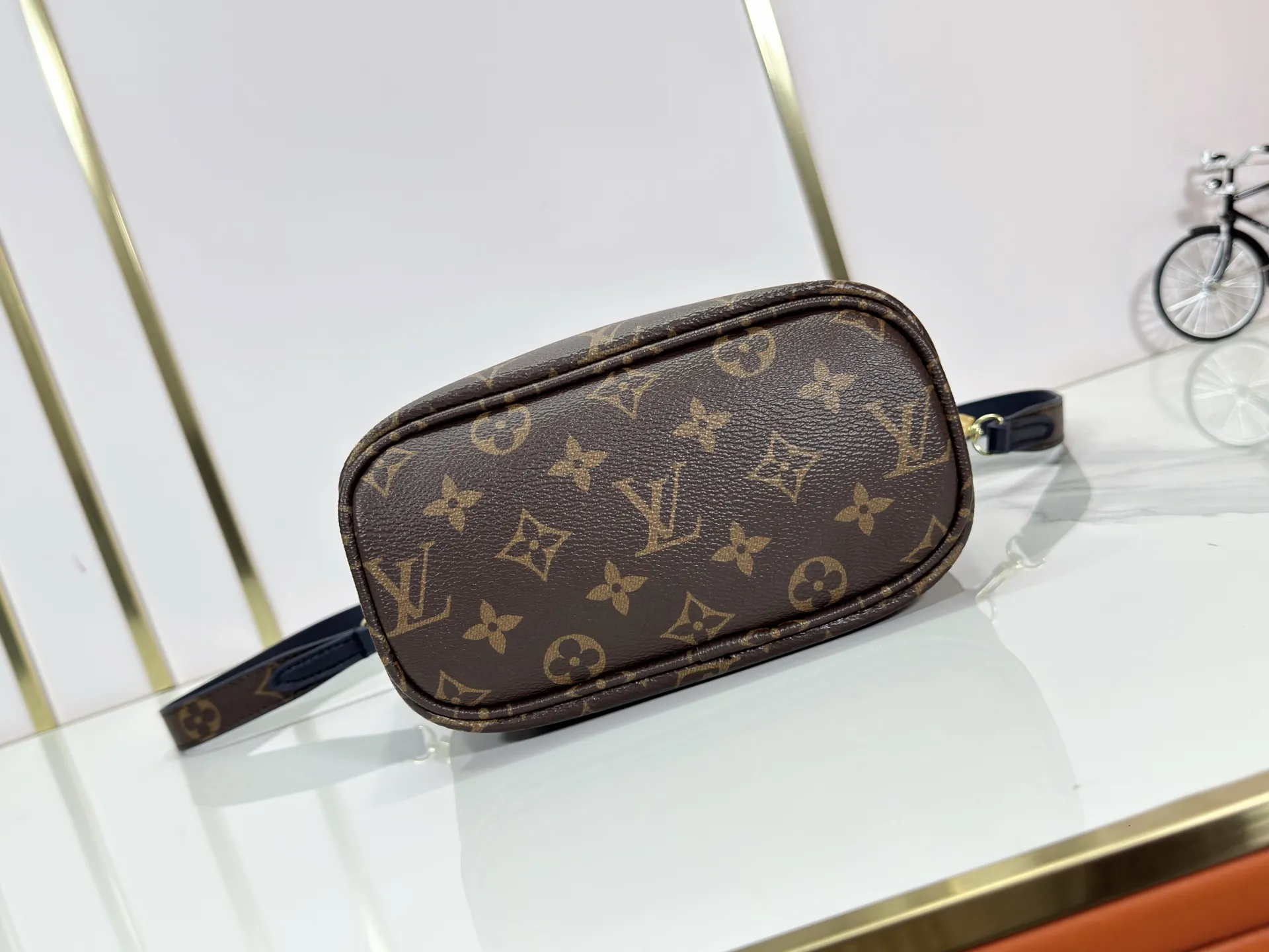 P220 M12099 Upgraded original Neverfull Bandouliere Inside Out BB handbag is a double-sided version of the classic design this season, with the front and back decorated with iconic Monogram canvas and grained leather. The removable zipper bag can be used alone or hung externally. The detachable shoulder strap makes it easy to wear cross-body, and the dazzling metal hardware adds a sophisticated detail. Dimensions: 24 × 14 × 9 cm