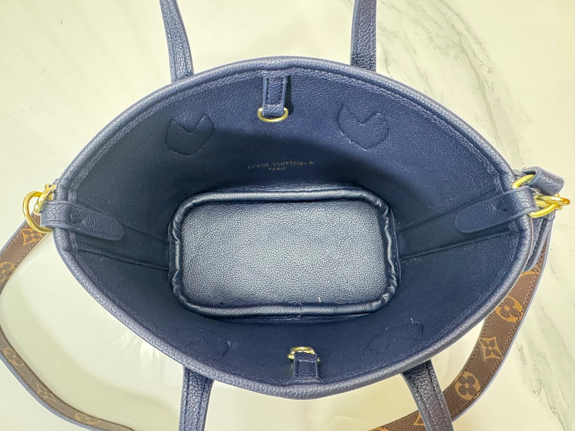 P220 M12099 Upgraded original Neverfull Bandouliere Inside Out BB handbag is a double-sided version of the classic design this season, with the front and back decorated with iconic Monogram canvas and grained leather. The removable zipper bag can be used alone or hung externally. The detachable shoulder strap makes it easy to wear cross-body, and the dazzling metal hardware adds a sophisticated detail. Dimensions: 24 × 14 × 9 cm